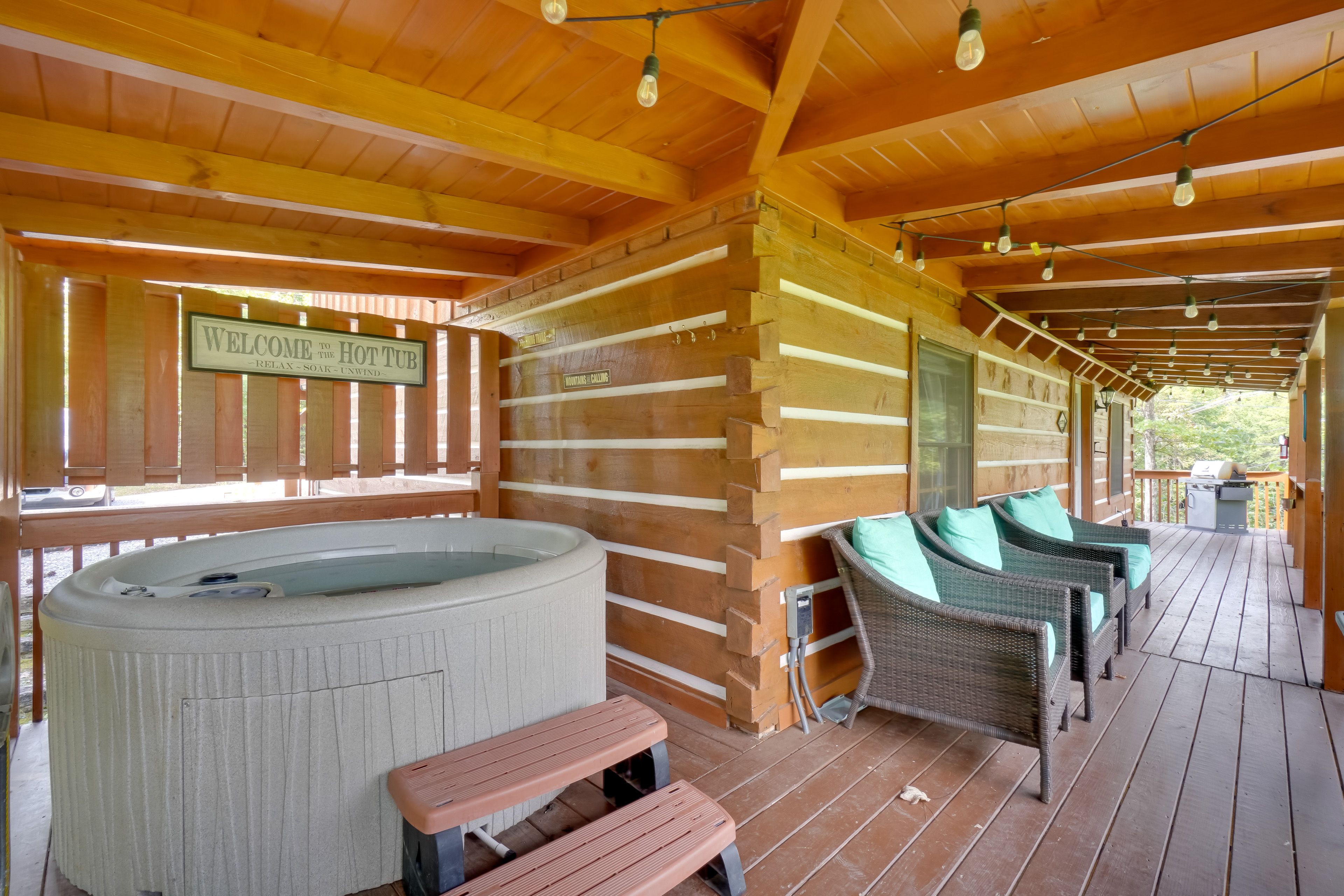 Furnished Deck | Hot Tub
