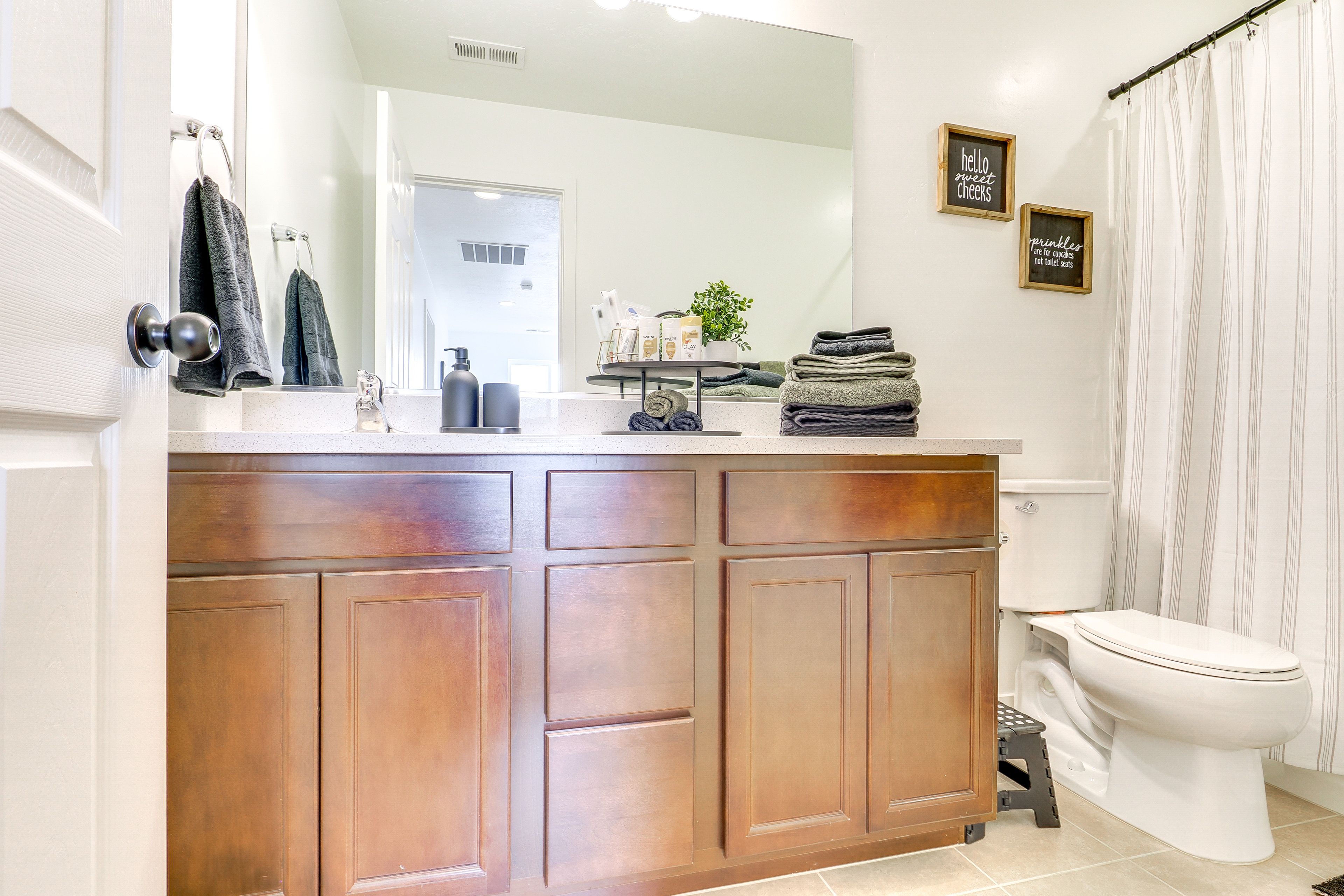Full Bathroom | 2nd Floor