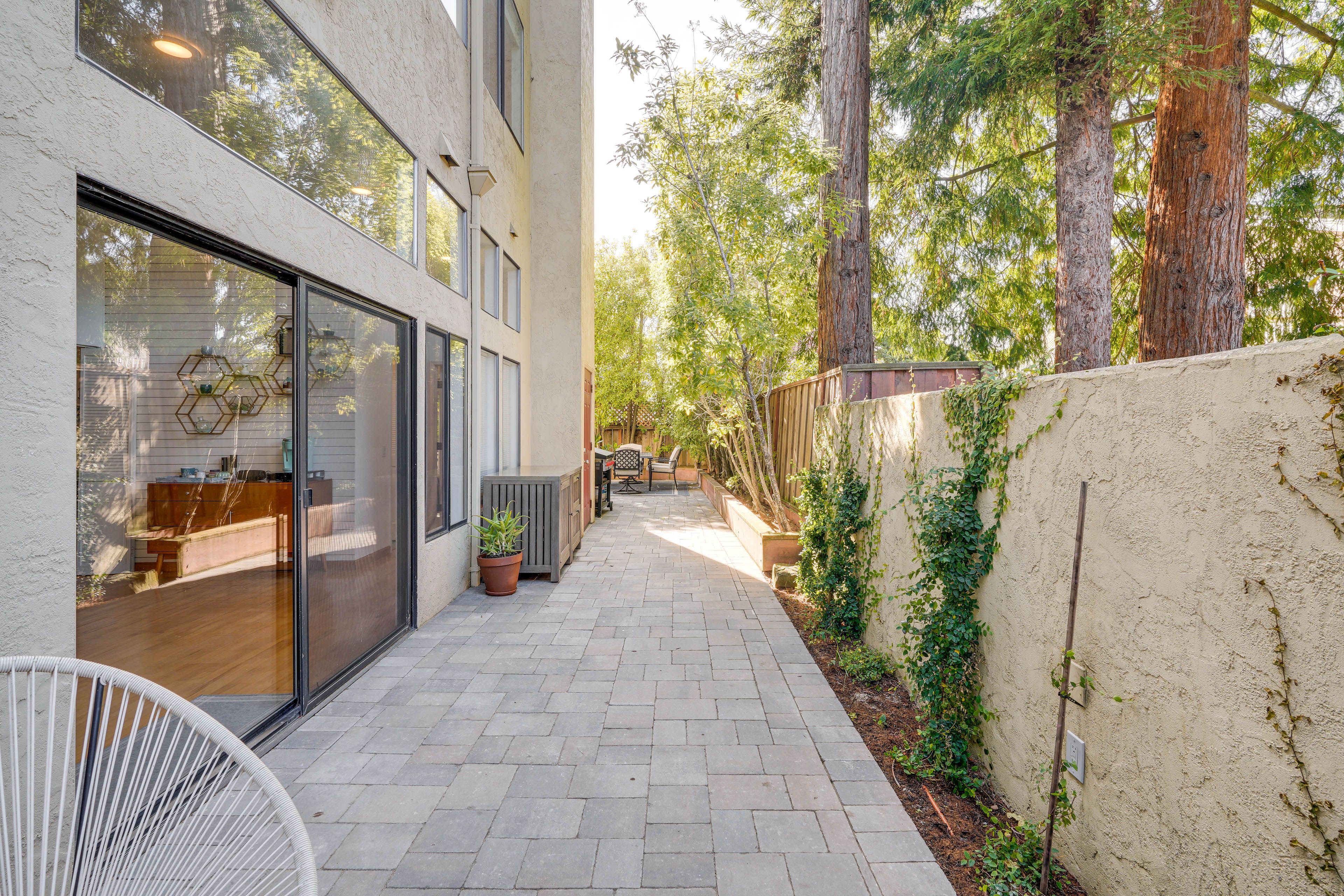 Private Patio | Dining Table | Fireplace