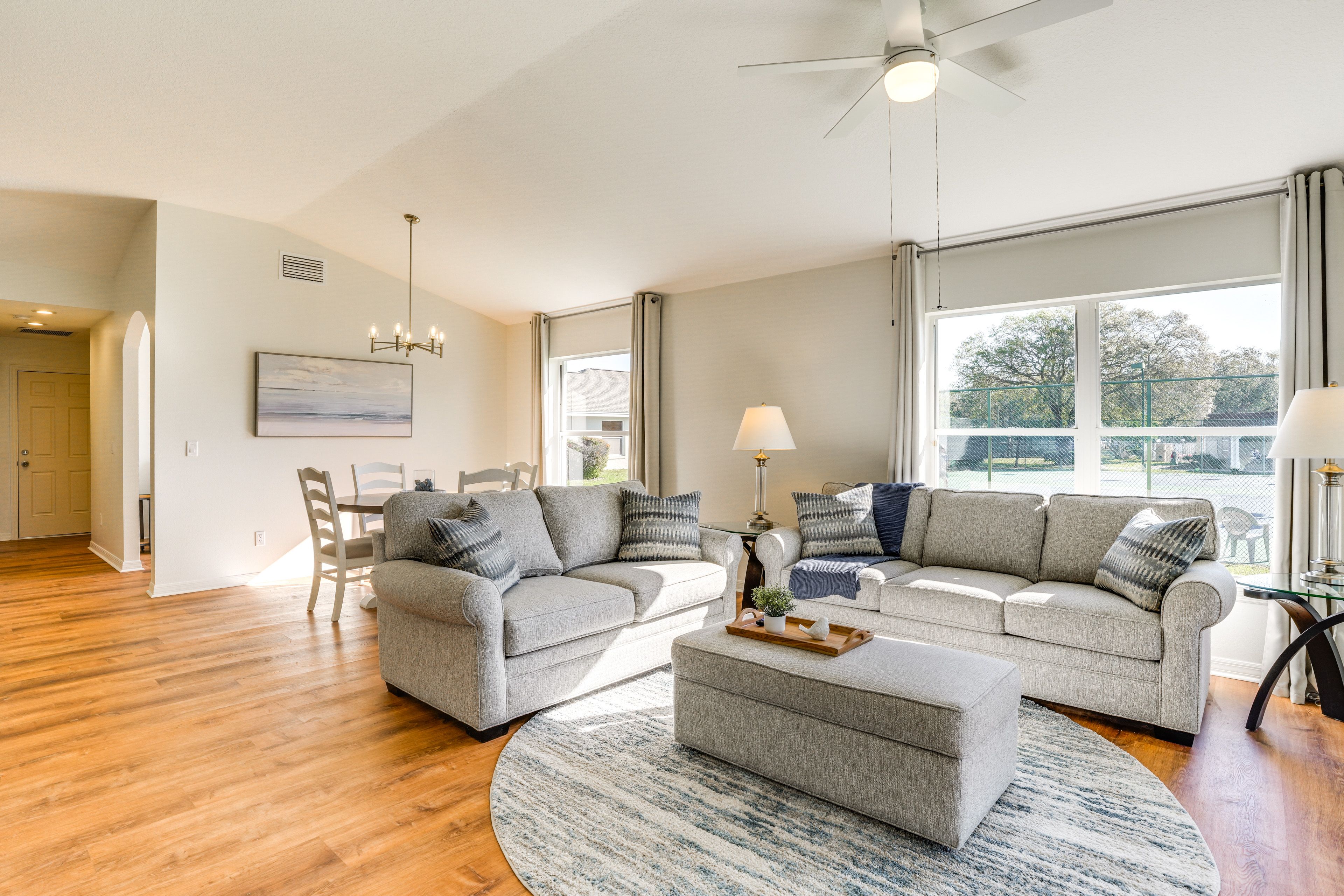 Living Room | Free WiFi | Central Heating & A/C | Smart TV