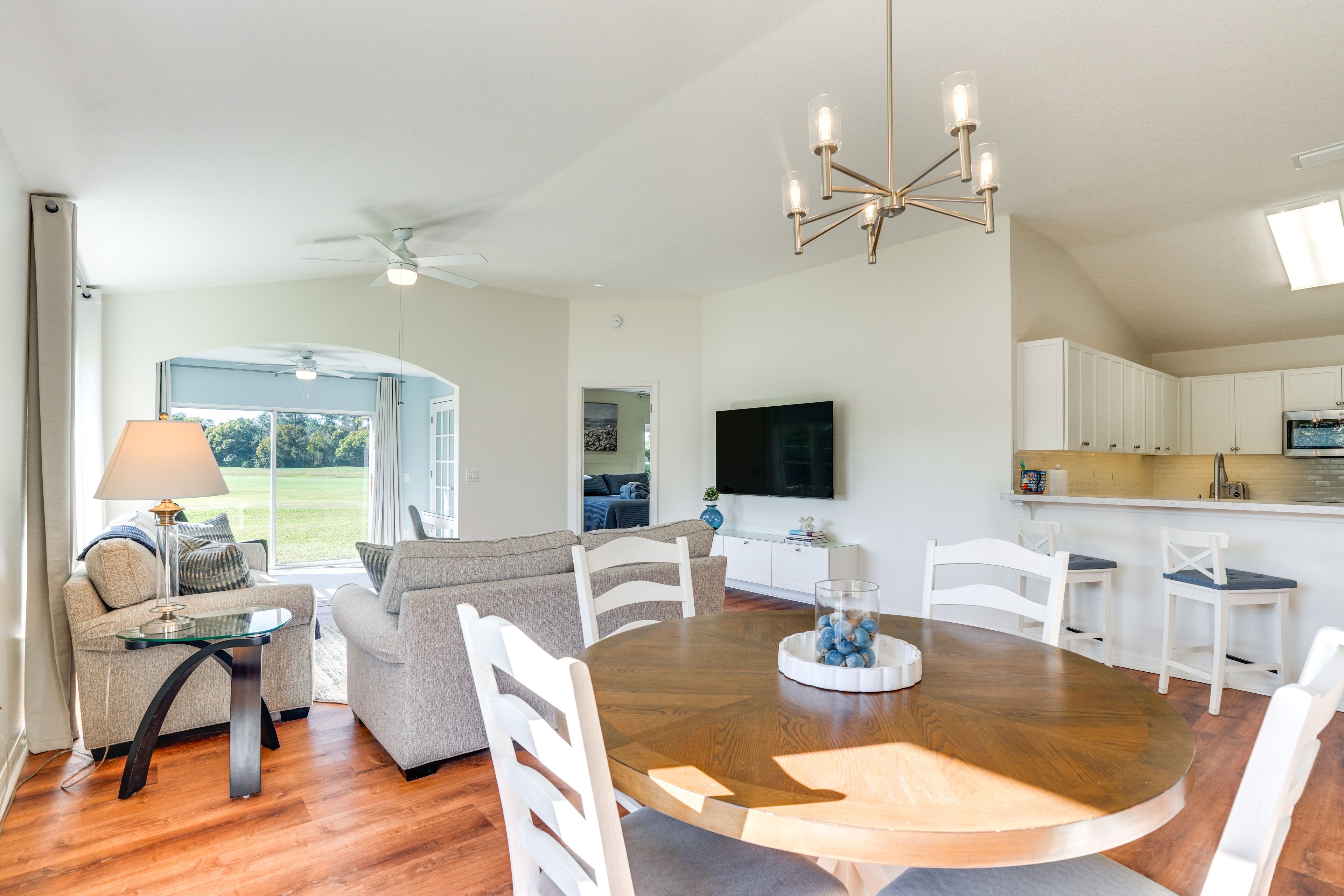 Dining Area | Dishware/Flatware Provided
