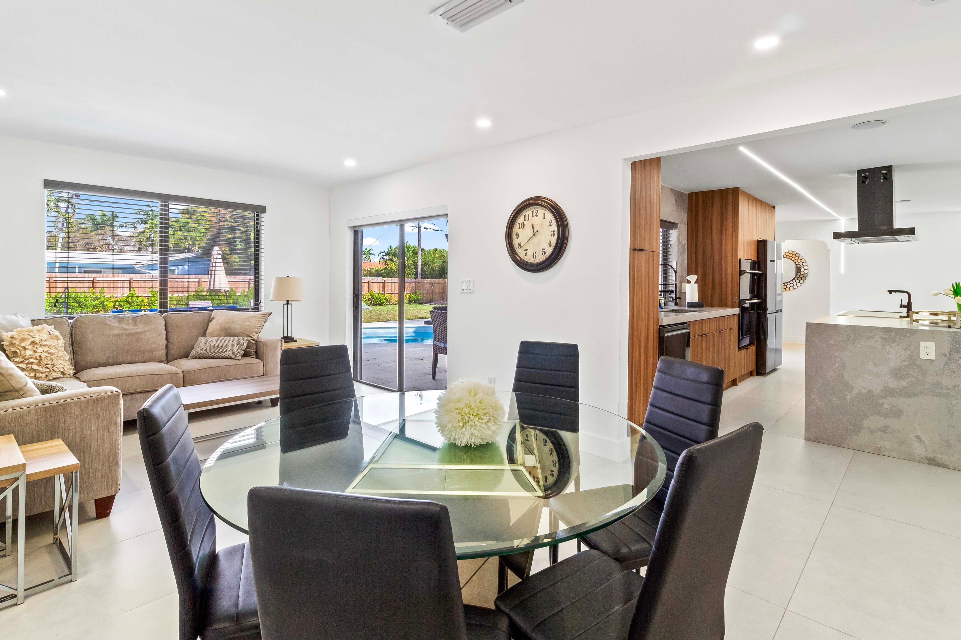 Dining Table | Dishware & Flatware