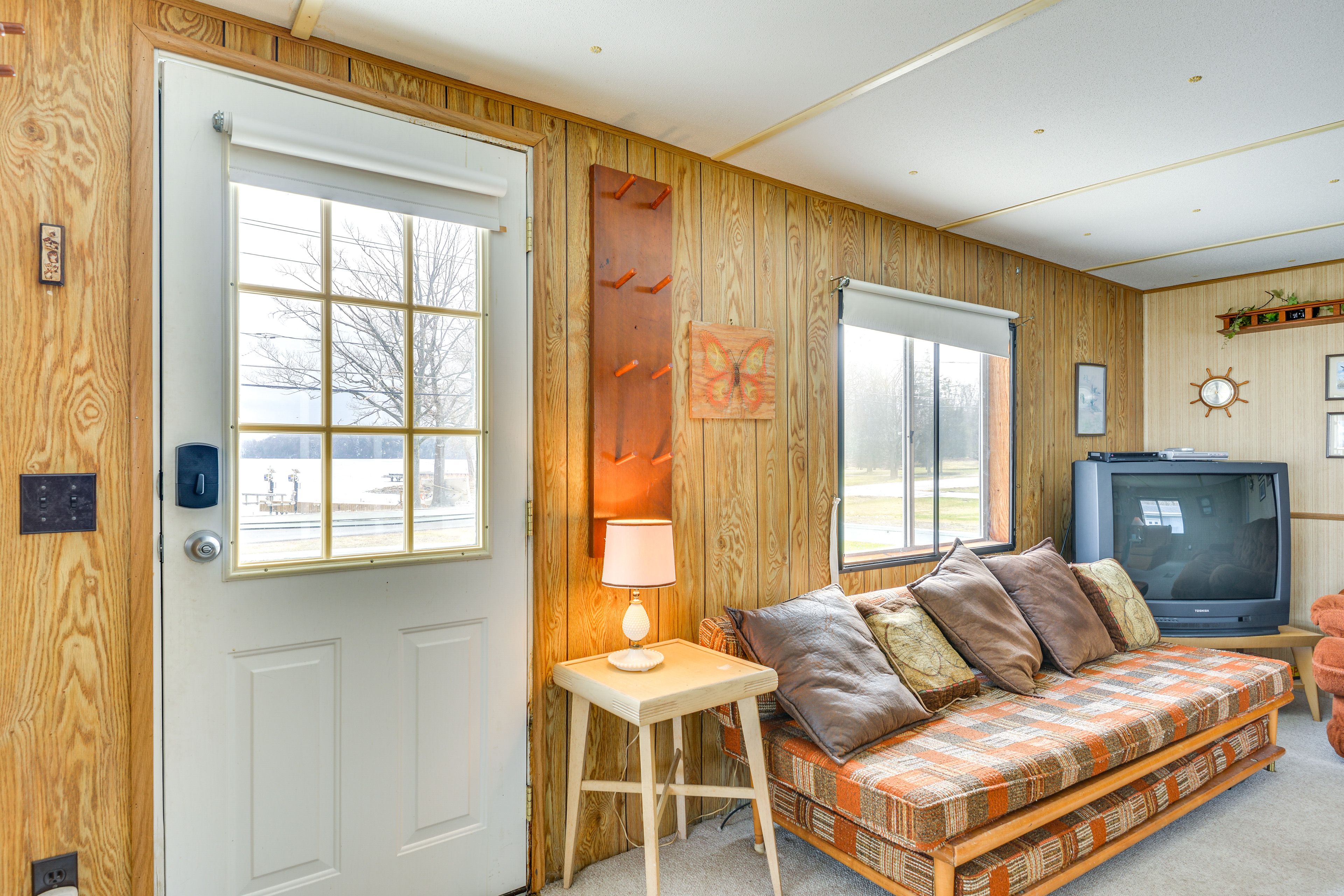 Living Room | Queen Sleeper Sofa | TV | Central Heating | Portable A/C Units