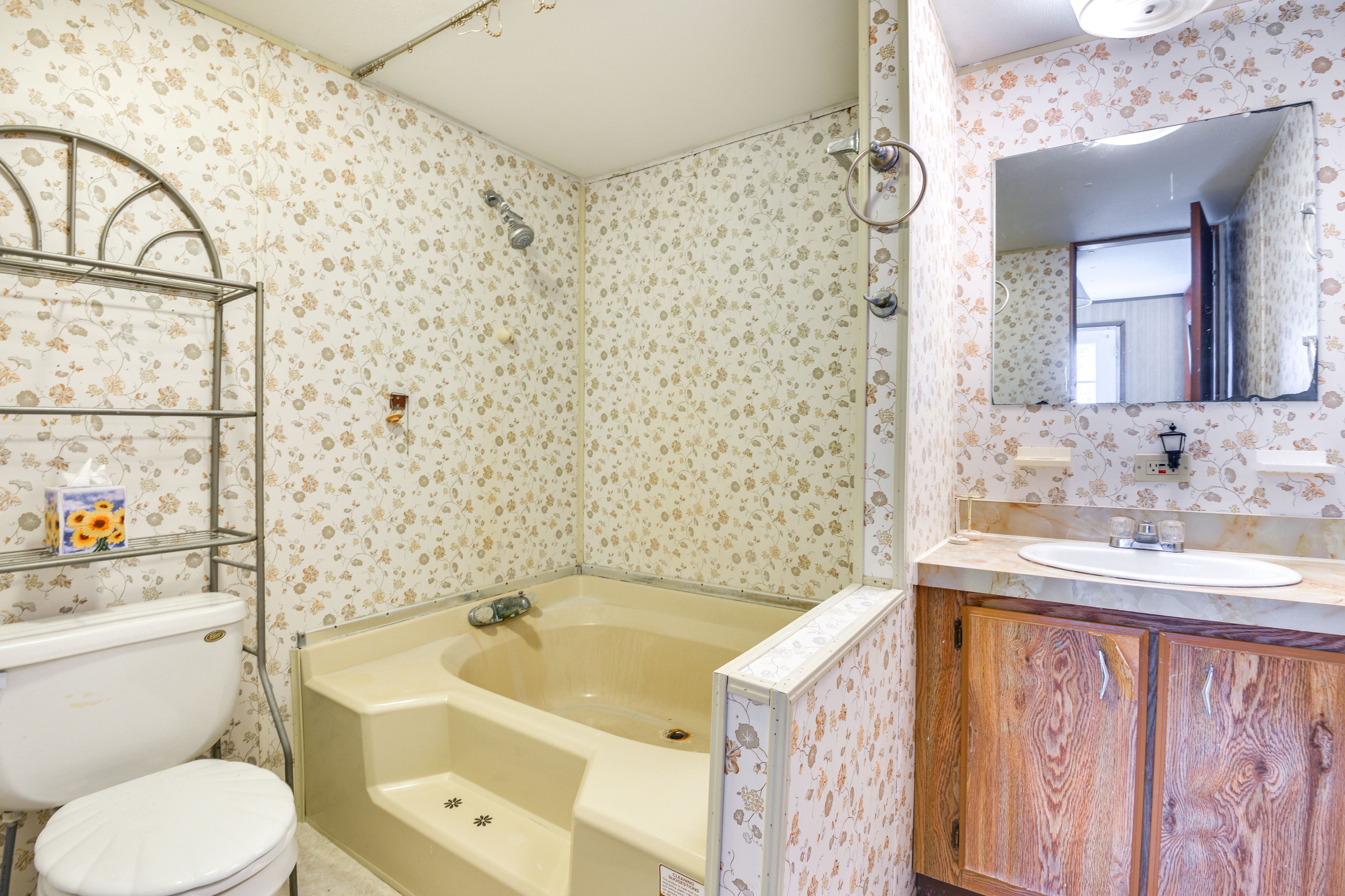 Full Bathroom | Complimentary Toiletries | Towels Provided