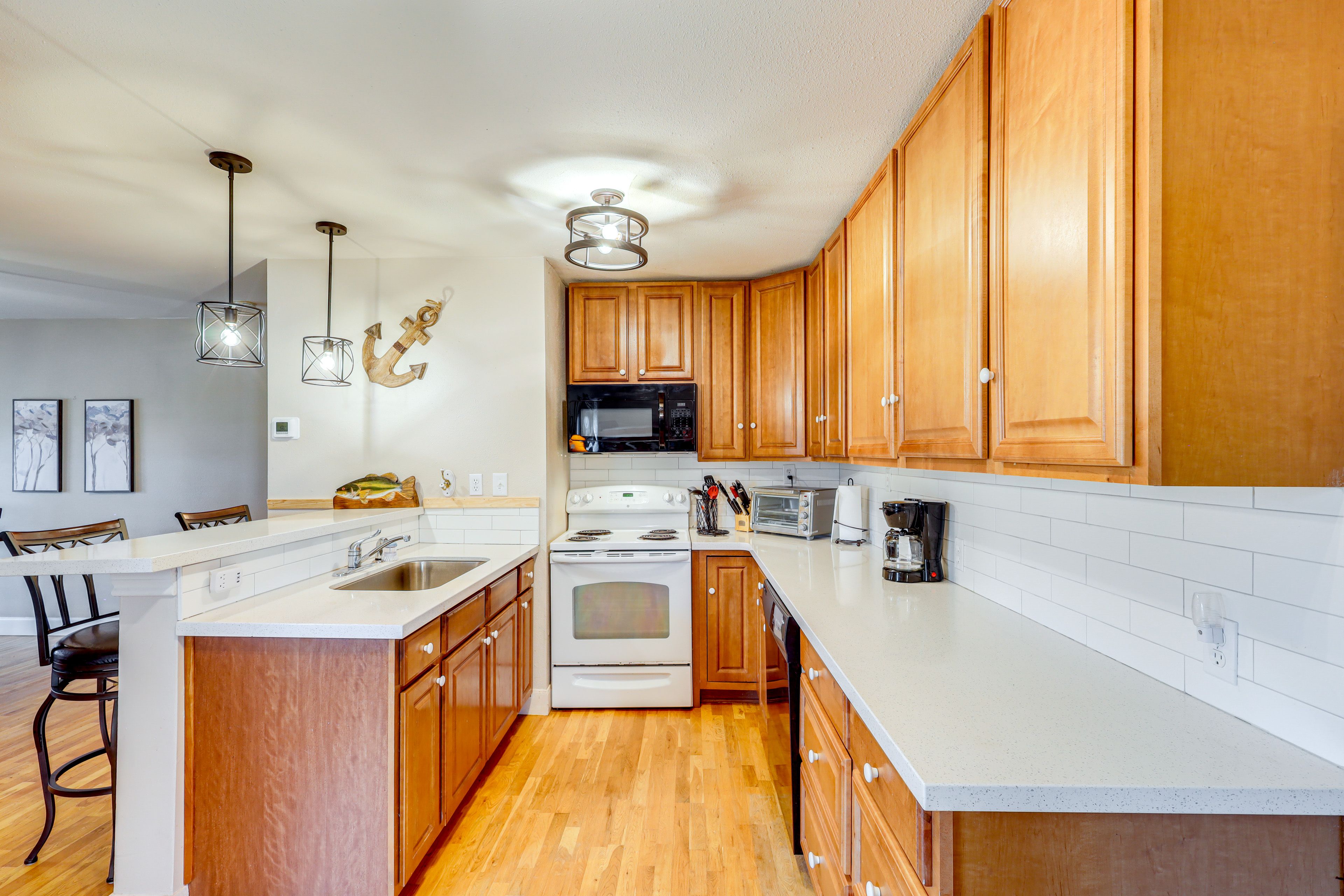 Kitchen | Refrigerator | Breakfast Bar
