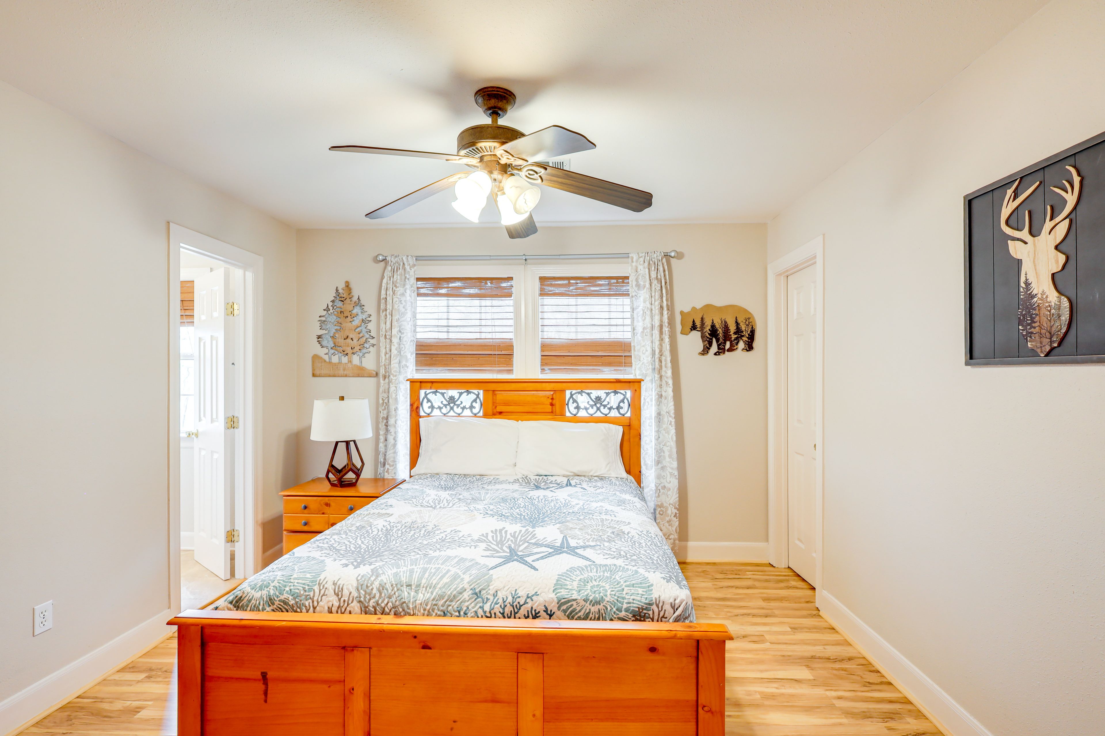 Bedroom 1 | Queen Bed