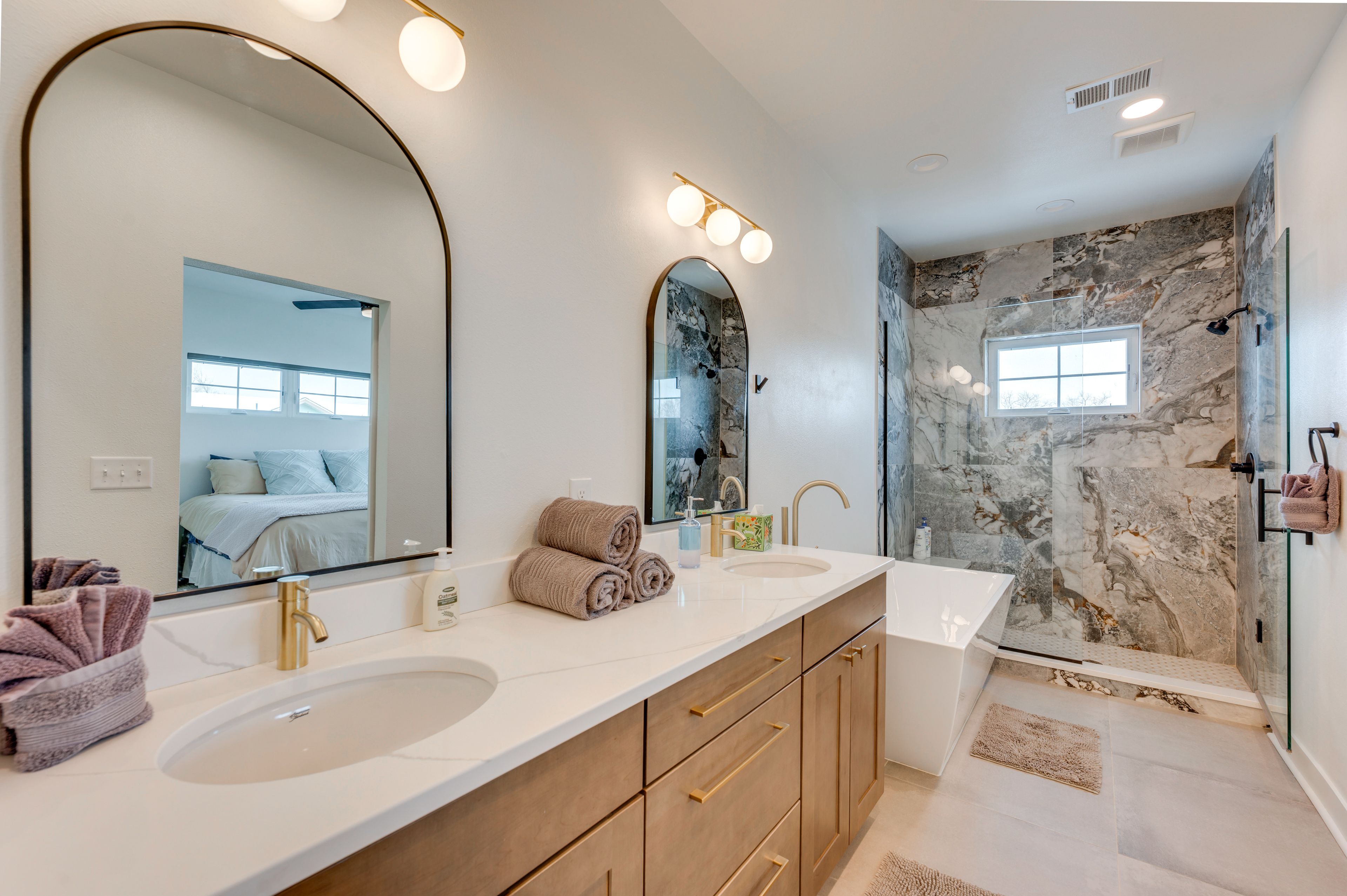 Full Bathroom | Upper Level | Towels Provided