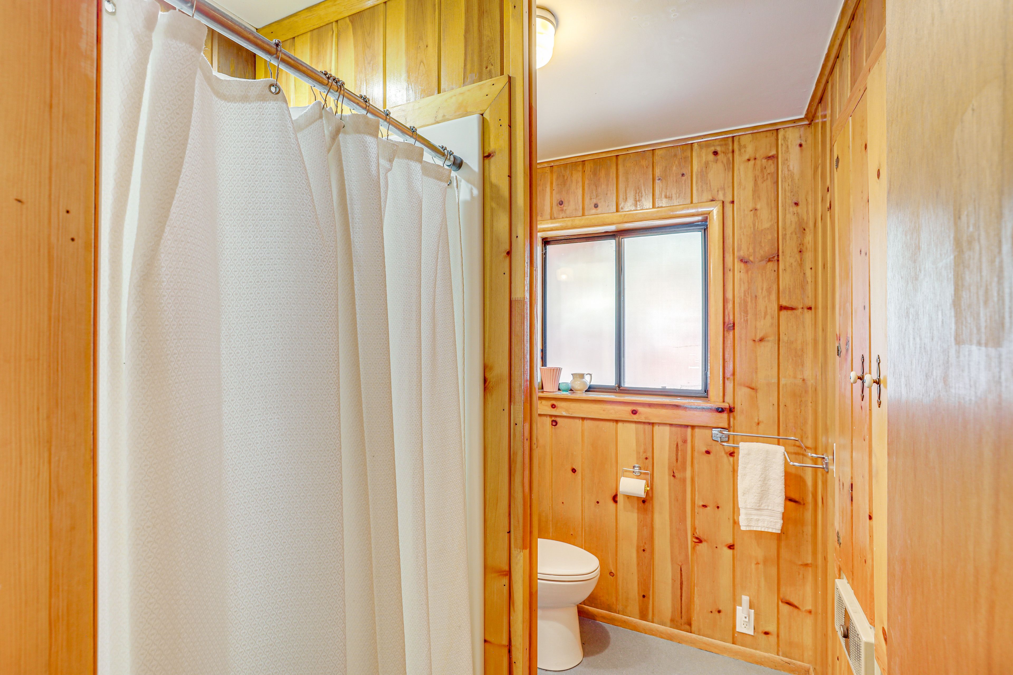 Full Bathroom | 1st Floor | Complimentary Toiletries | Hair Dryer