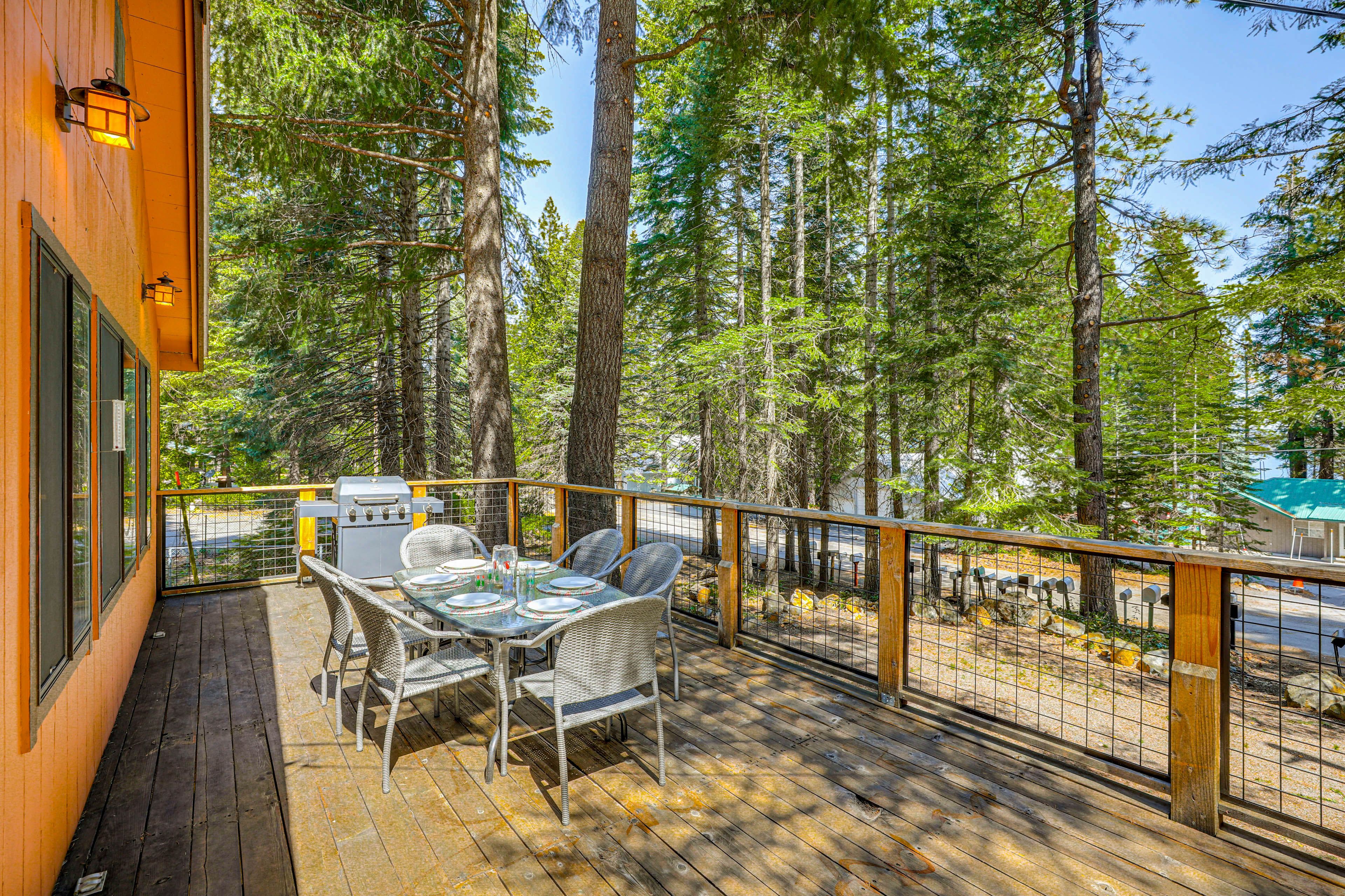 Front Deck | Outdoor Dining | Gas Grill