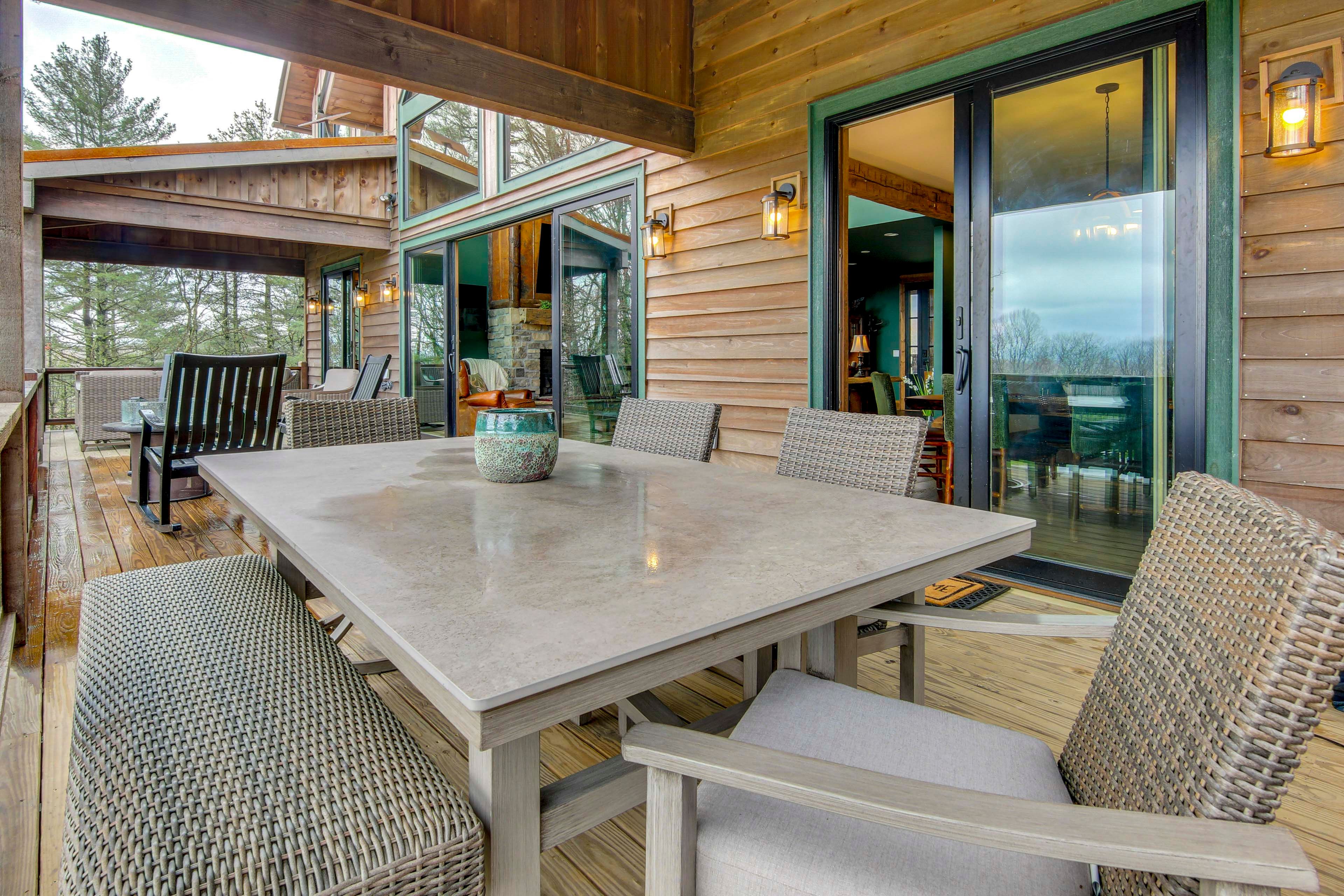 Deck | Outdoor Dining Area