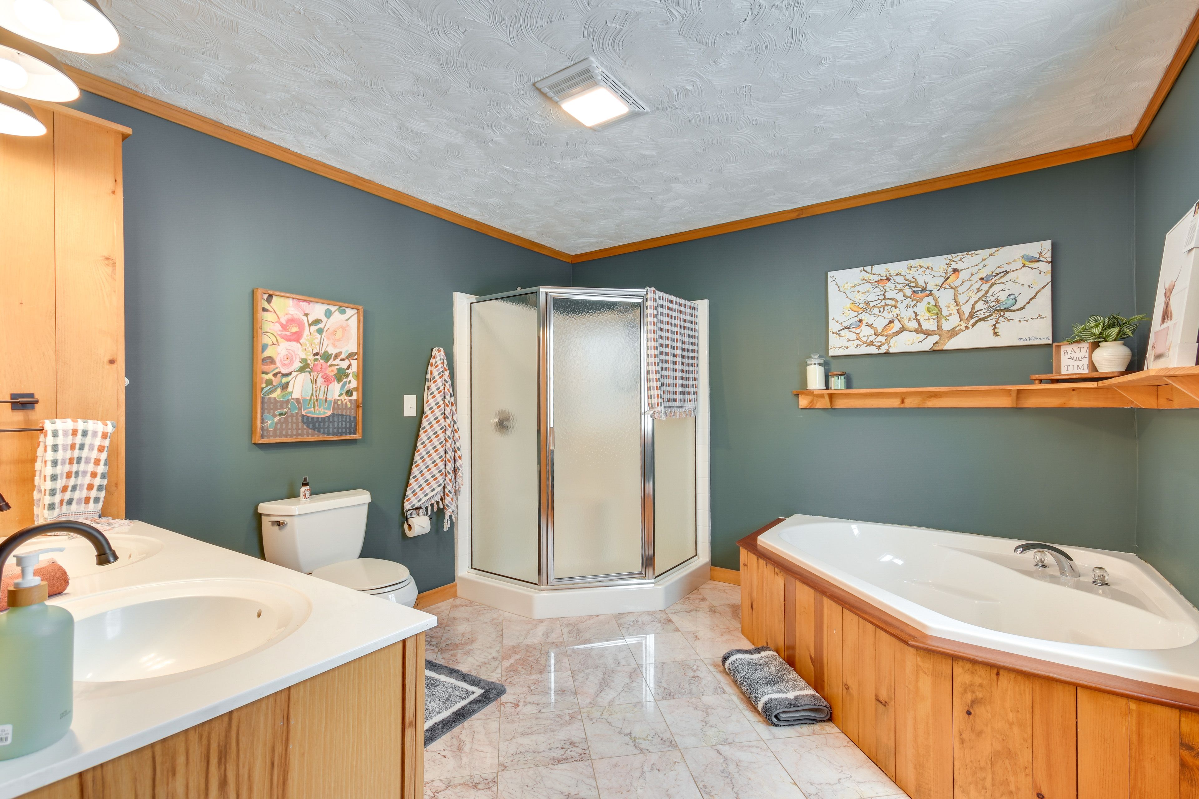 Full Bathroom | 2nd Floor | Complimentary Toiletries