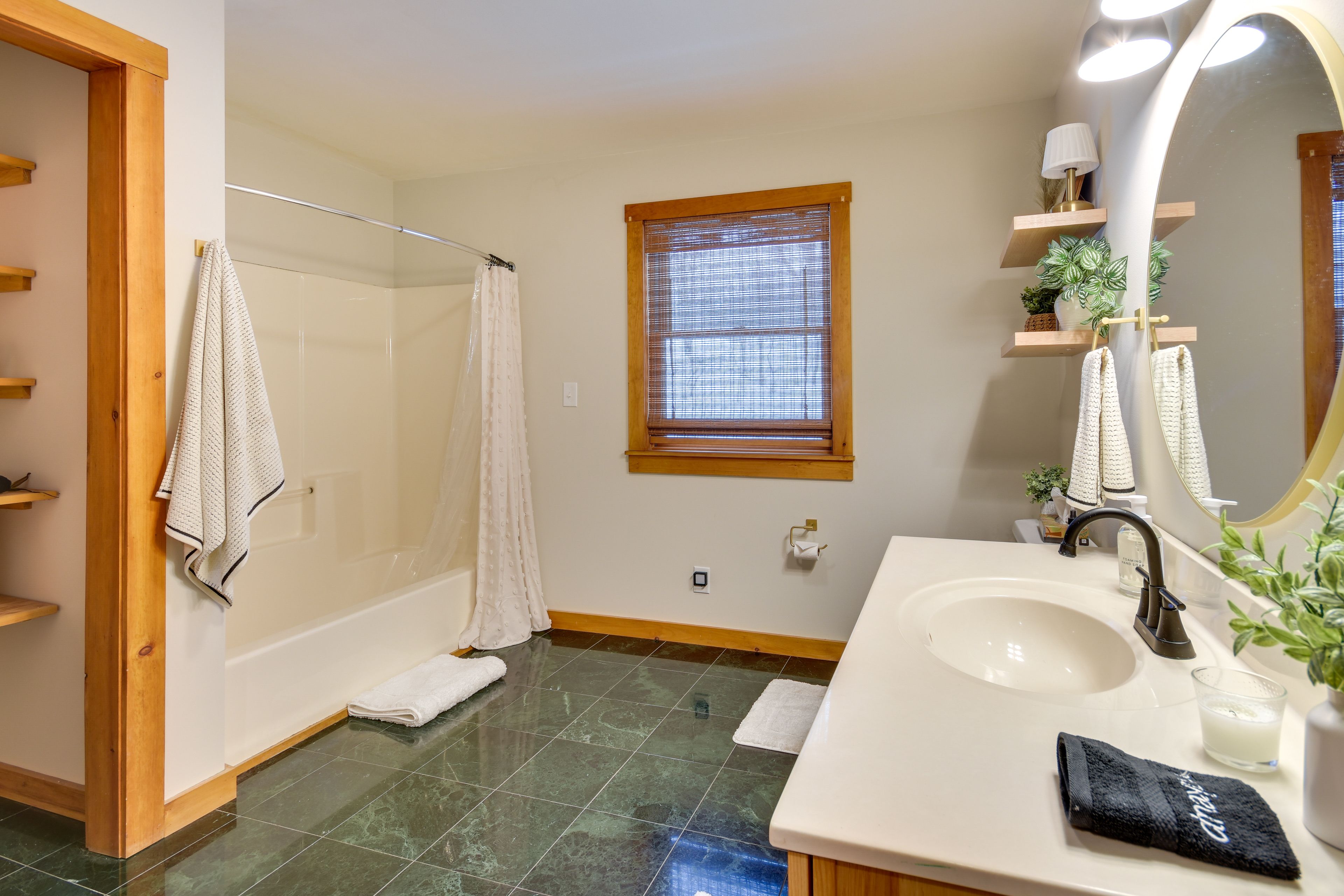 Full Bathroom | 1st Floor | Towels Provided