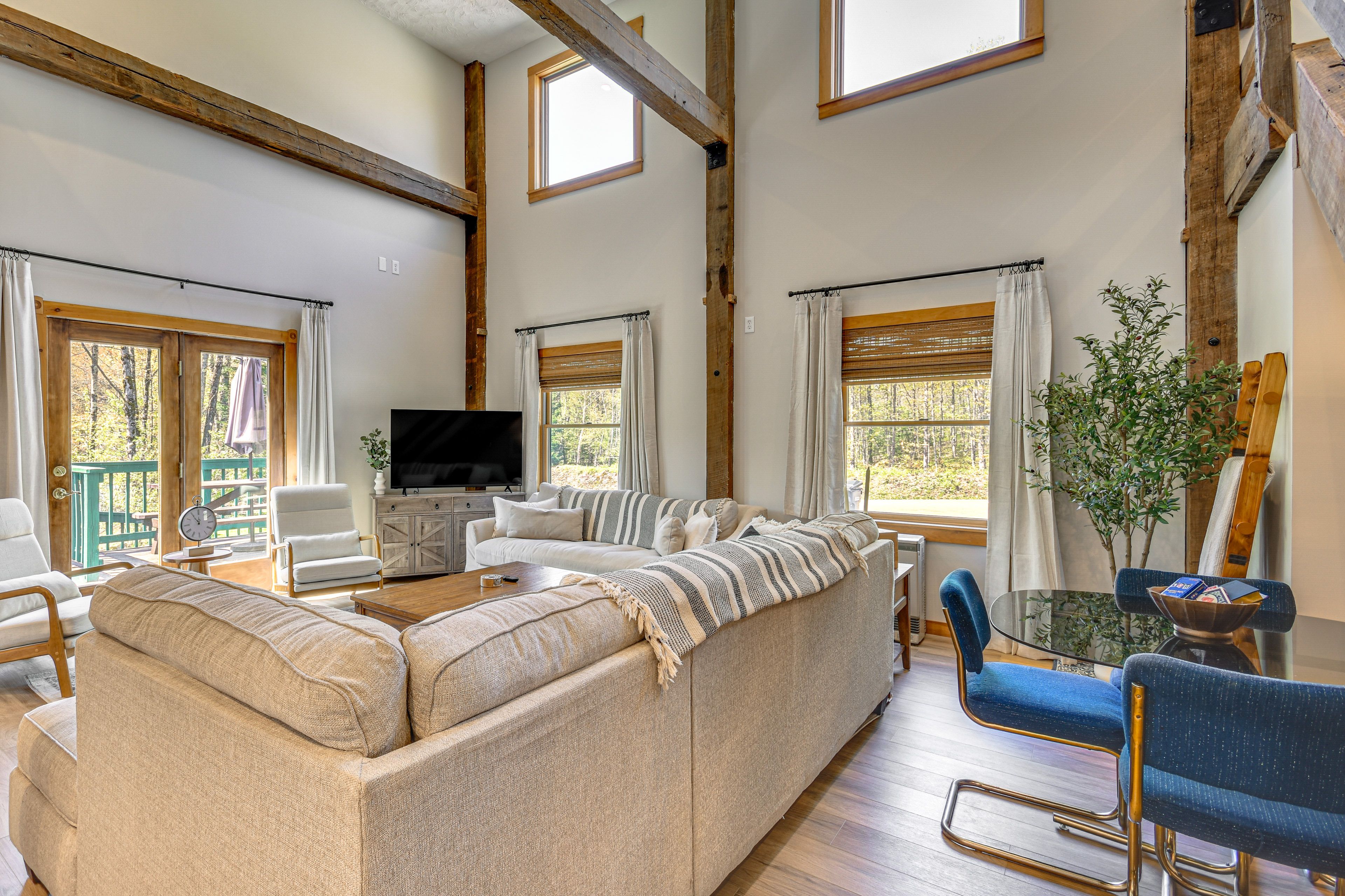 Living Room | 1st Floor | Game Table | Smart TV