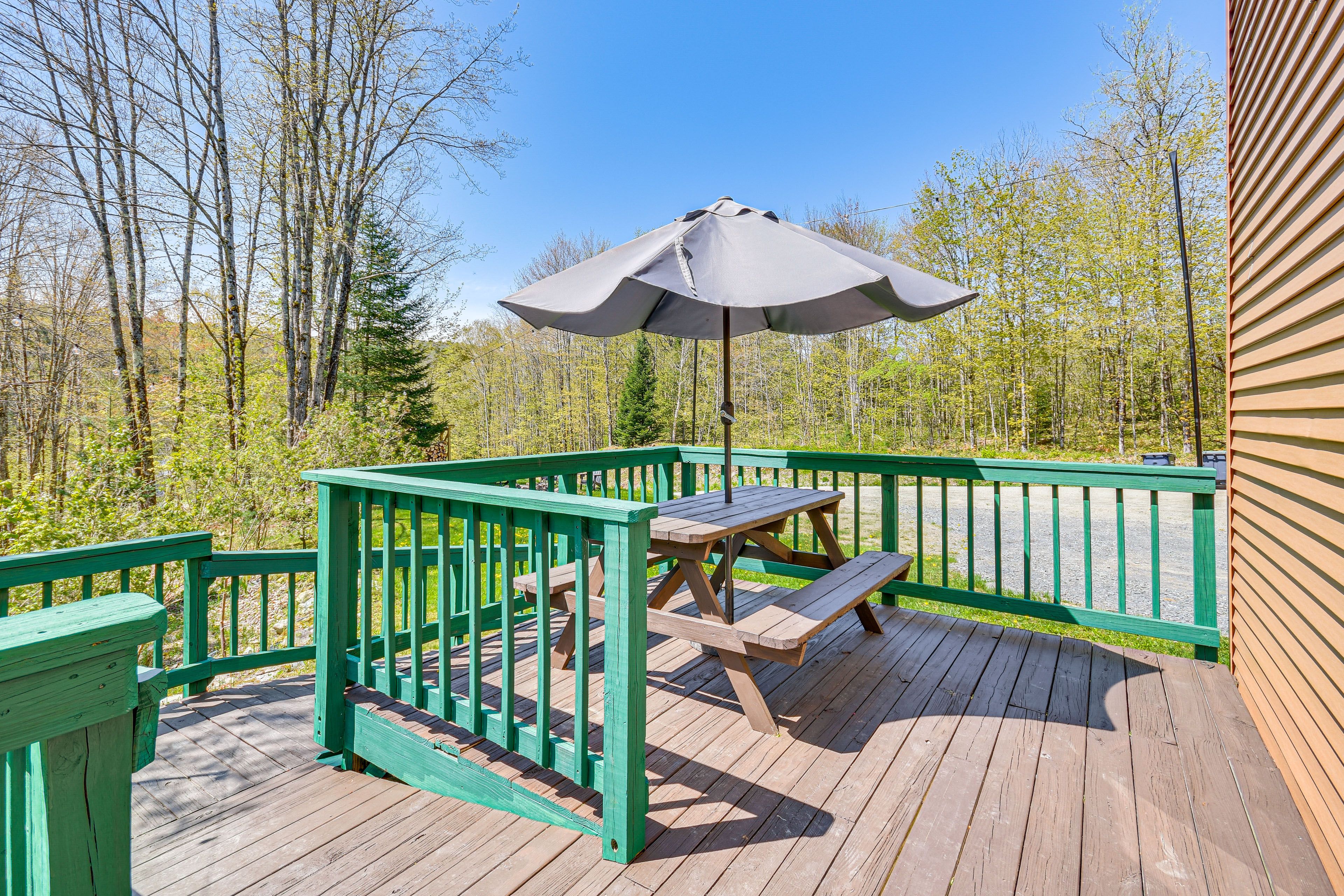 Deck | Gas Grill | Picnic Table
