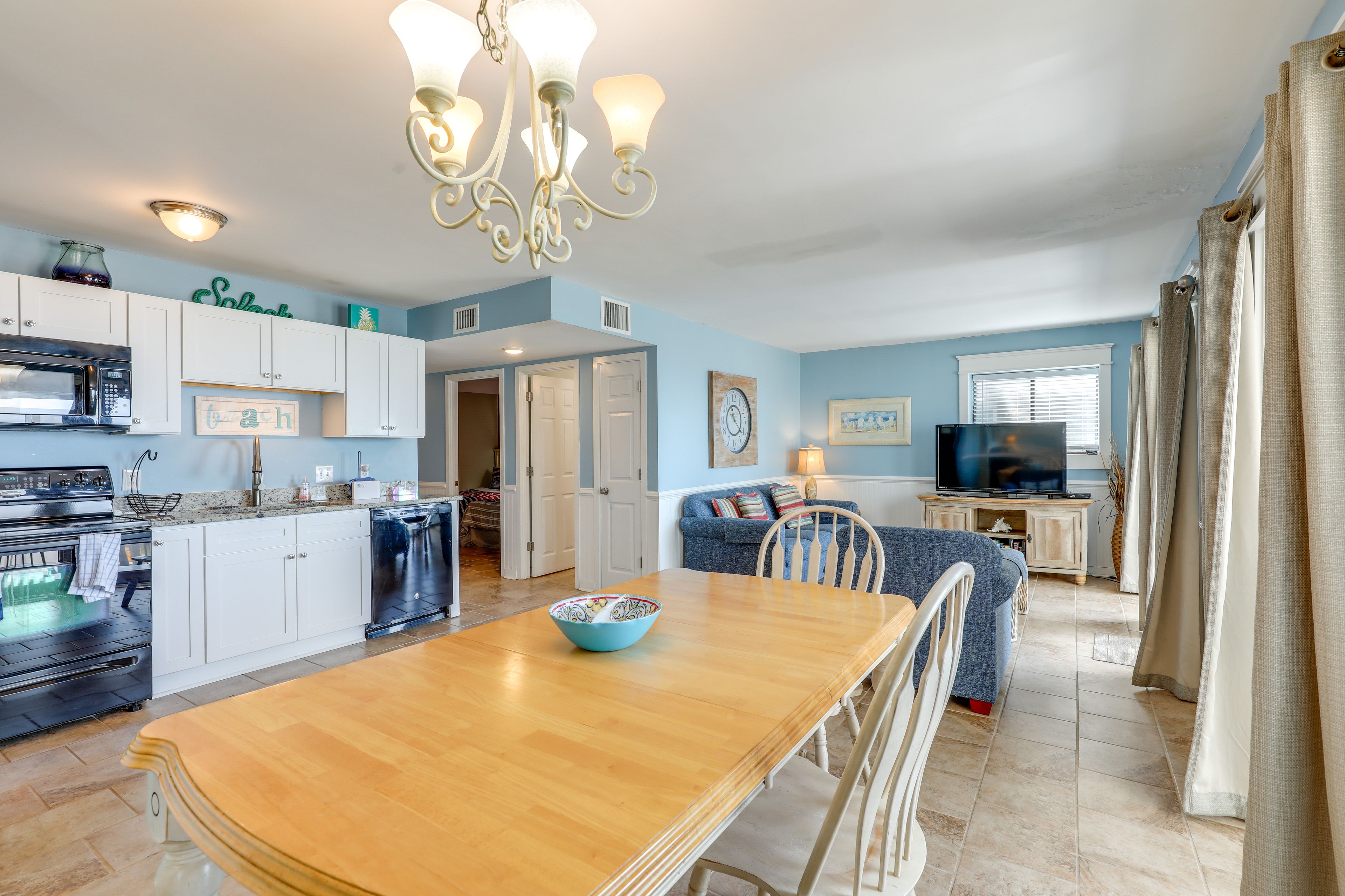 Dining Area | Dishware/Flatware Provided