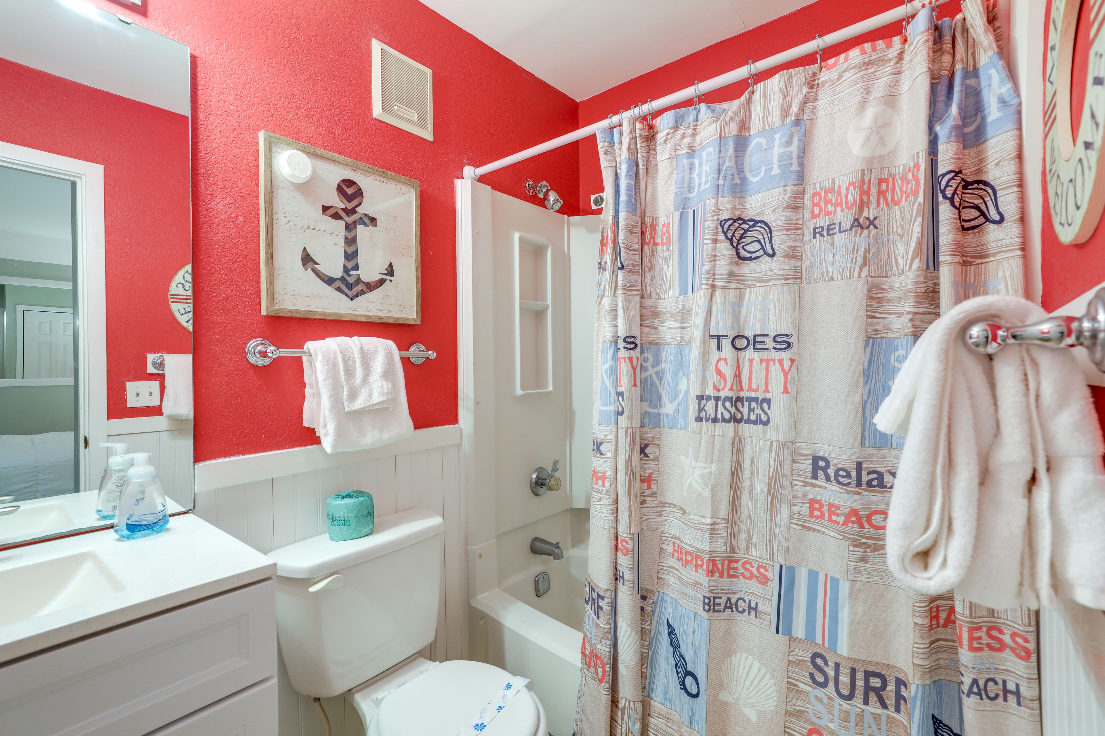 Full Bathroom | Towels Provided