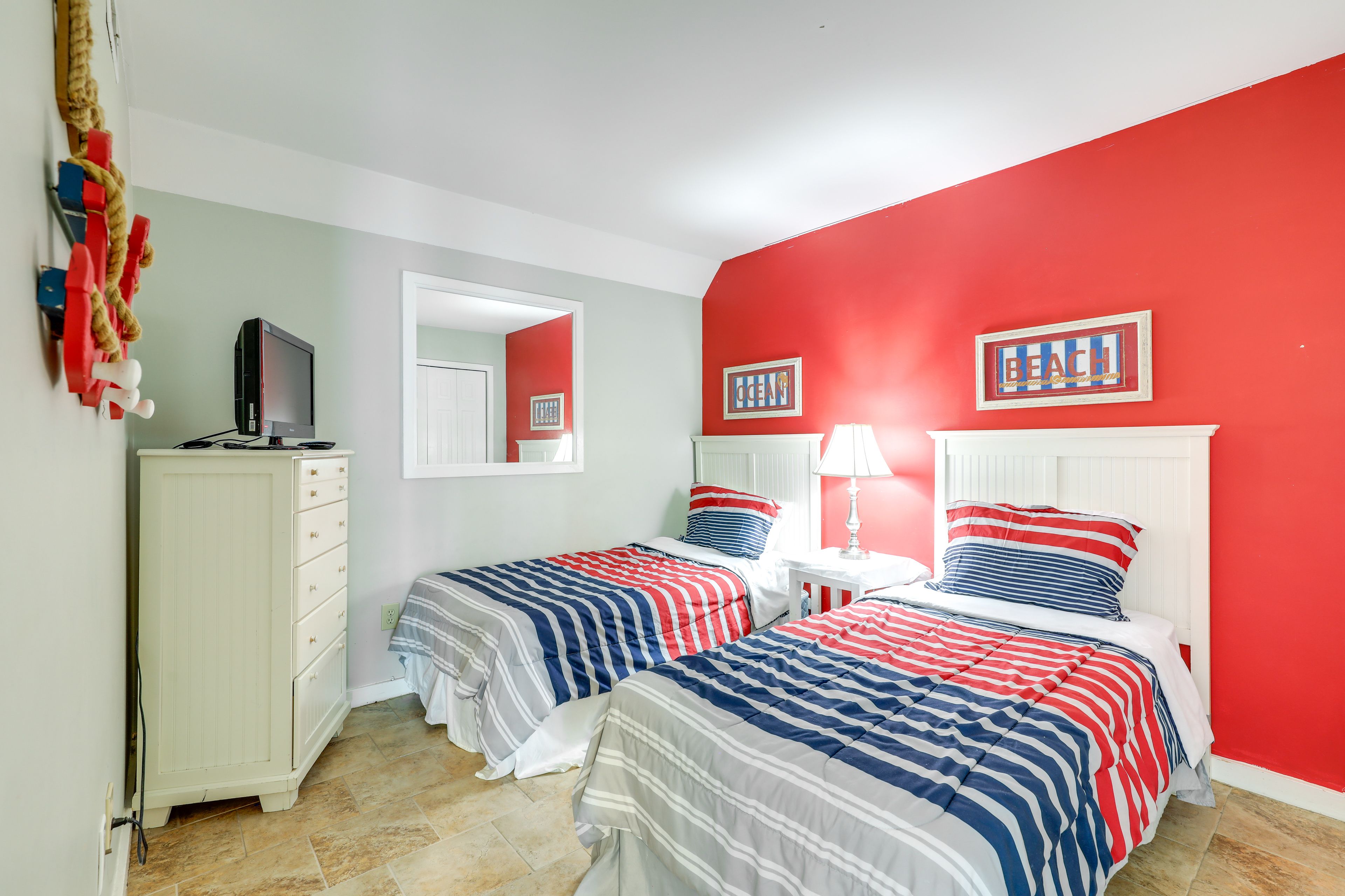 Sleeping Nook 2 | 2 Twin Beds | Smart TV
