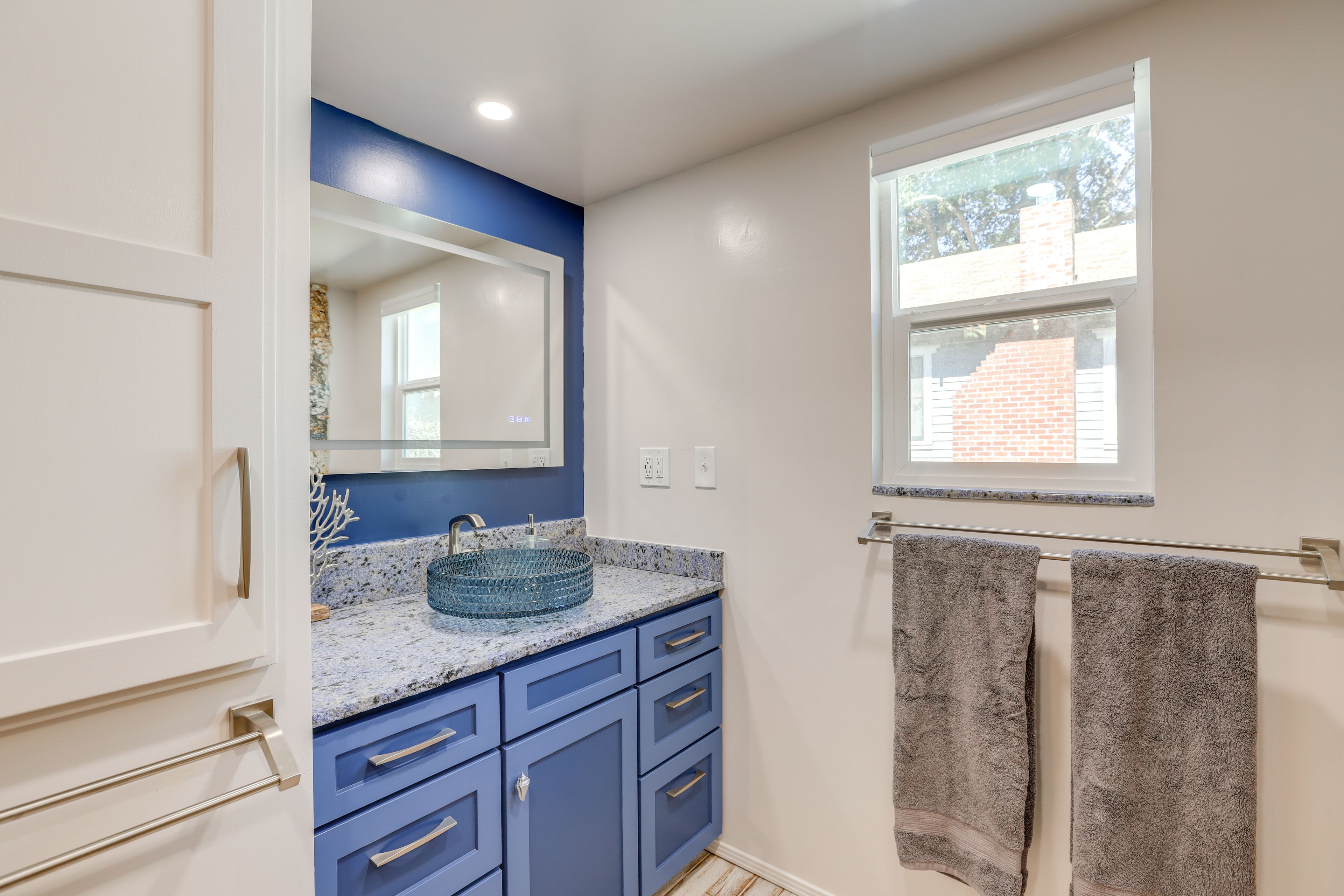 Full Bathroom | 1 Step for Shower | Towels Provided