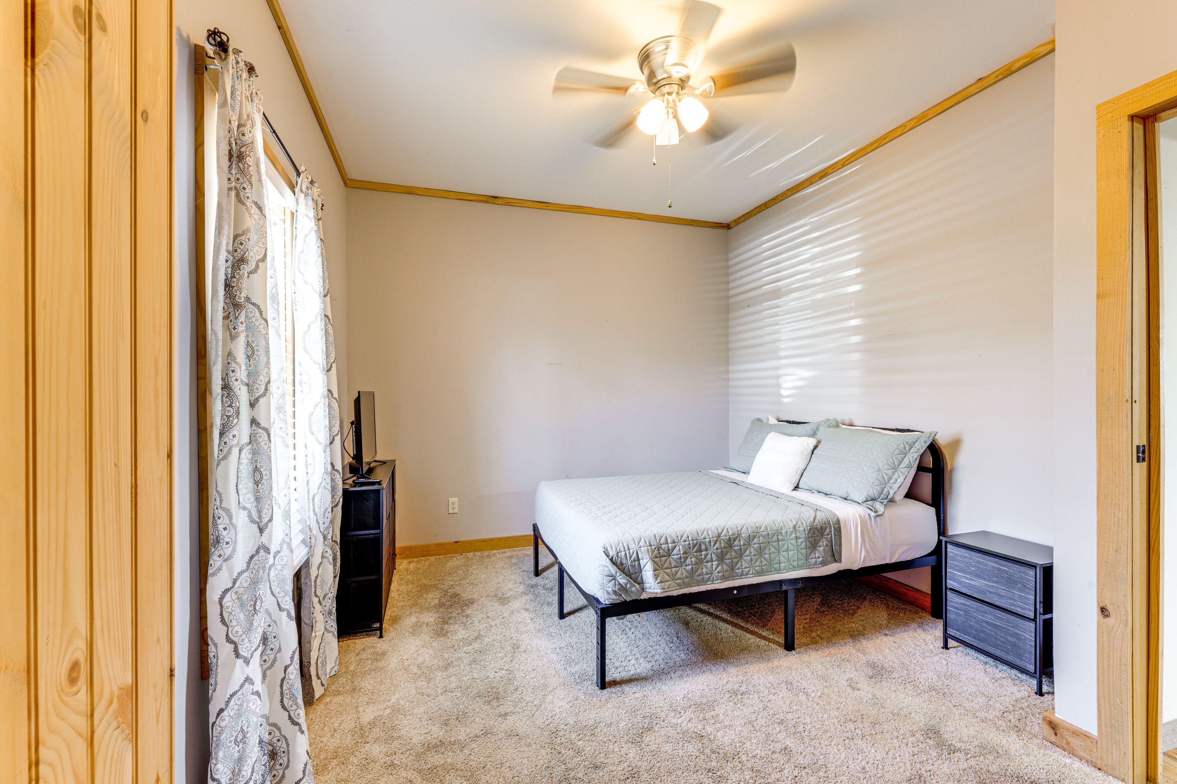Bedroom 2 | Full Bed | Smart TV