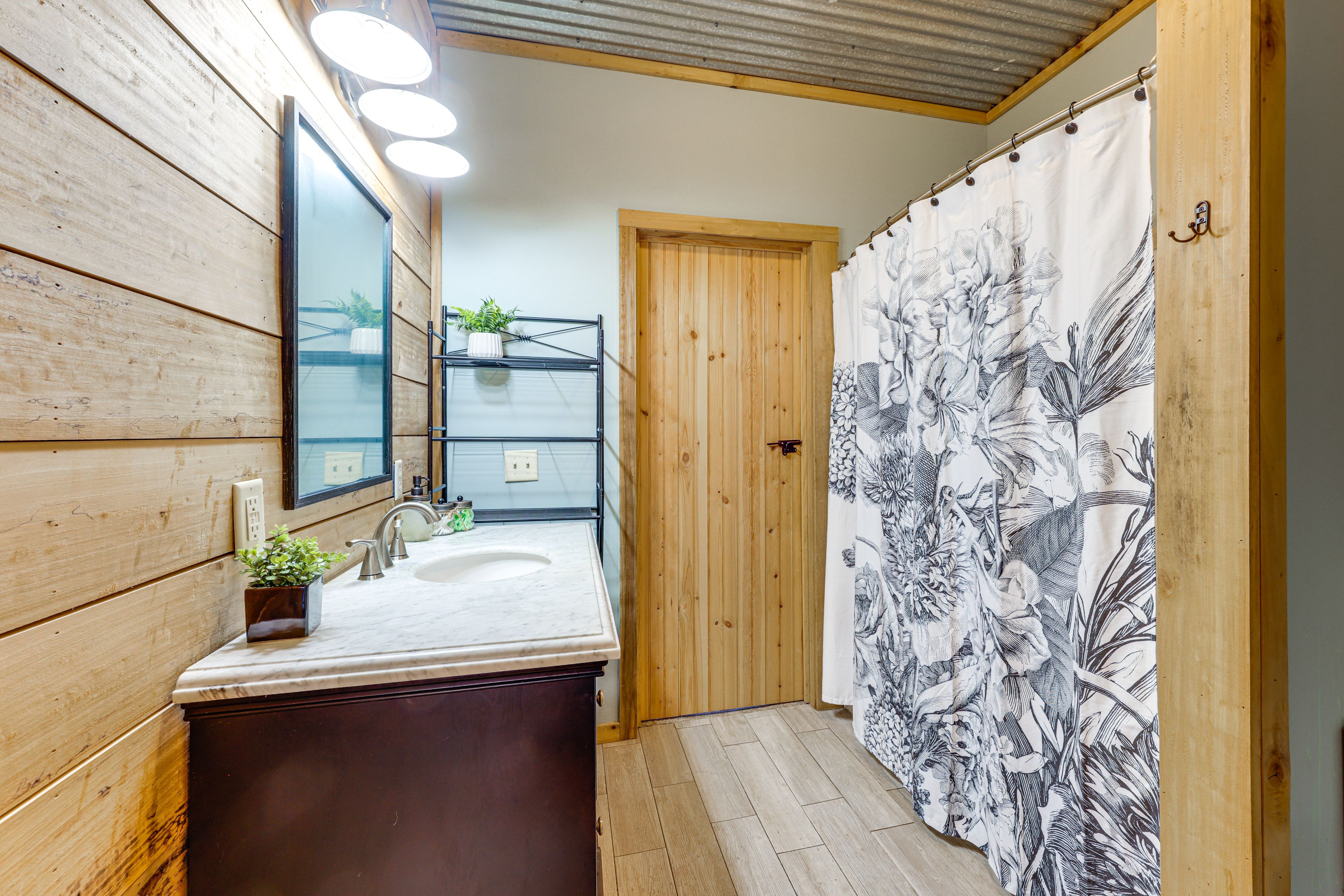 Full Bathroom | Complimentary Toiletries | Towels Provided | Hair Dryer