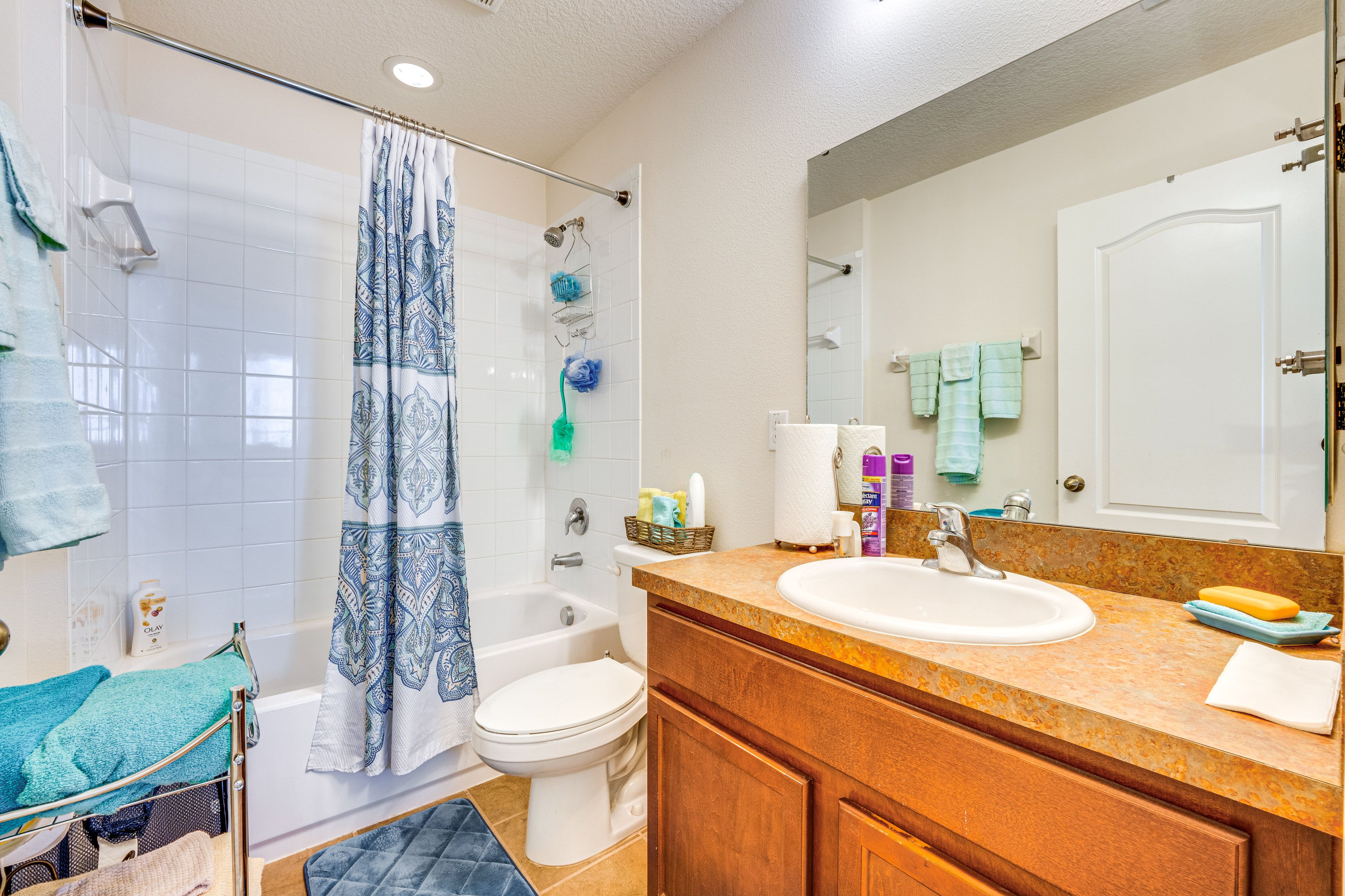 Full Bath | 2nd Floor | Complimentary Toiletries | Towels Provided
