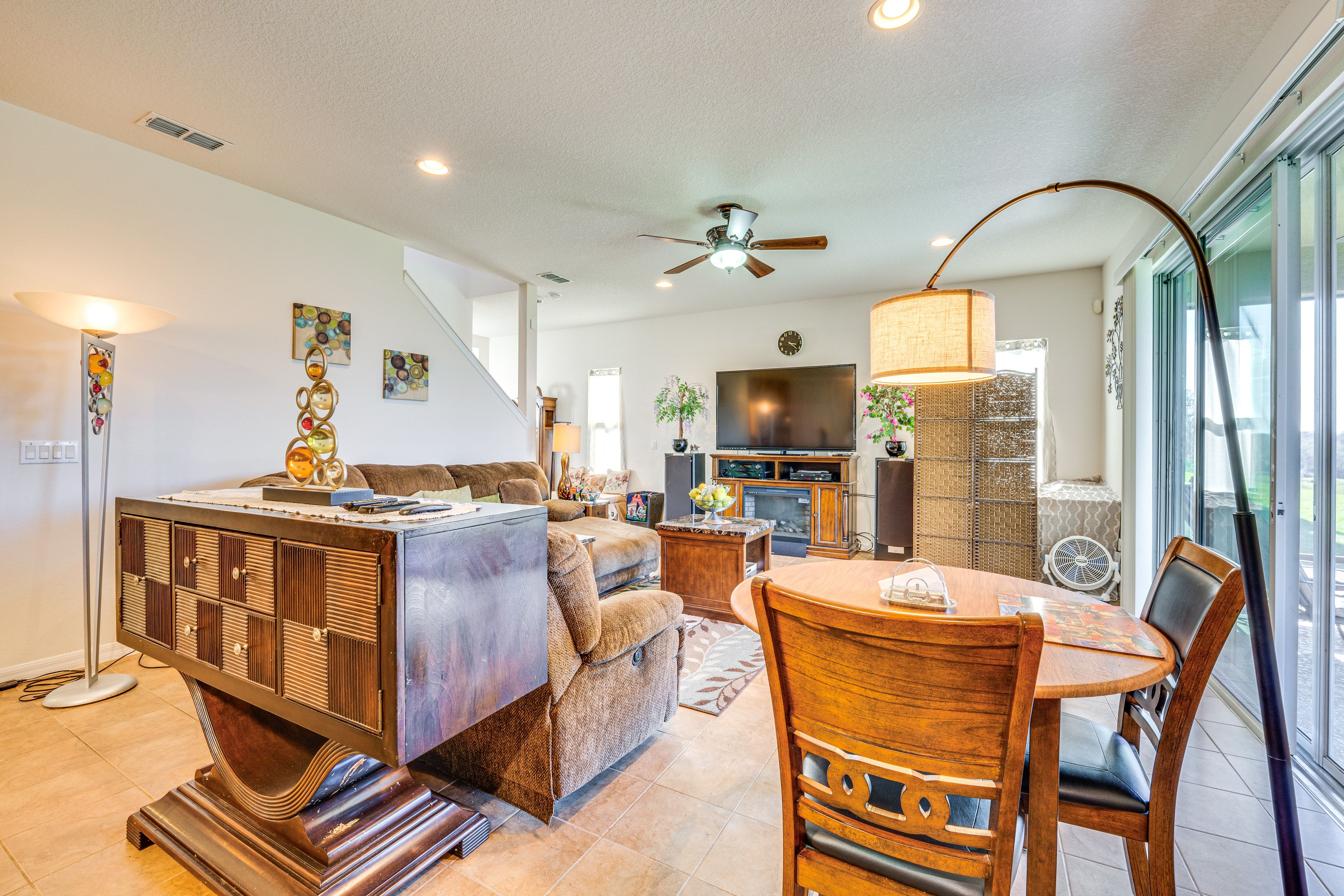 Living Room | 1st Floor | Smart TV | Free WiFi | Central A/C & Heating