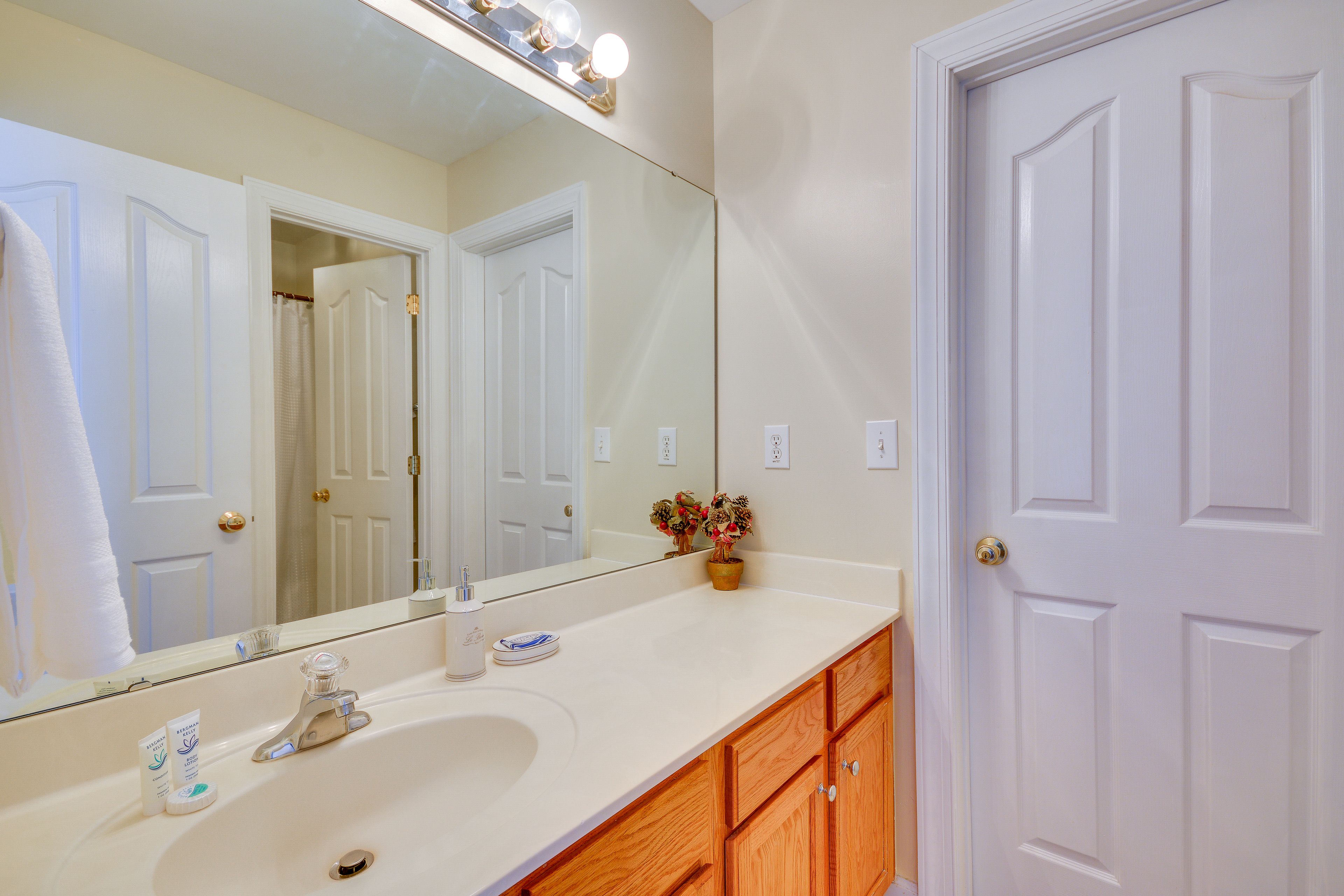 En-Suite Bathroom | 2nd Floor | Complimentary Toiletries