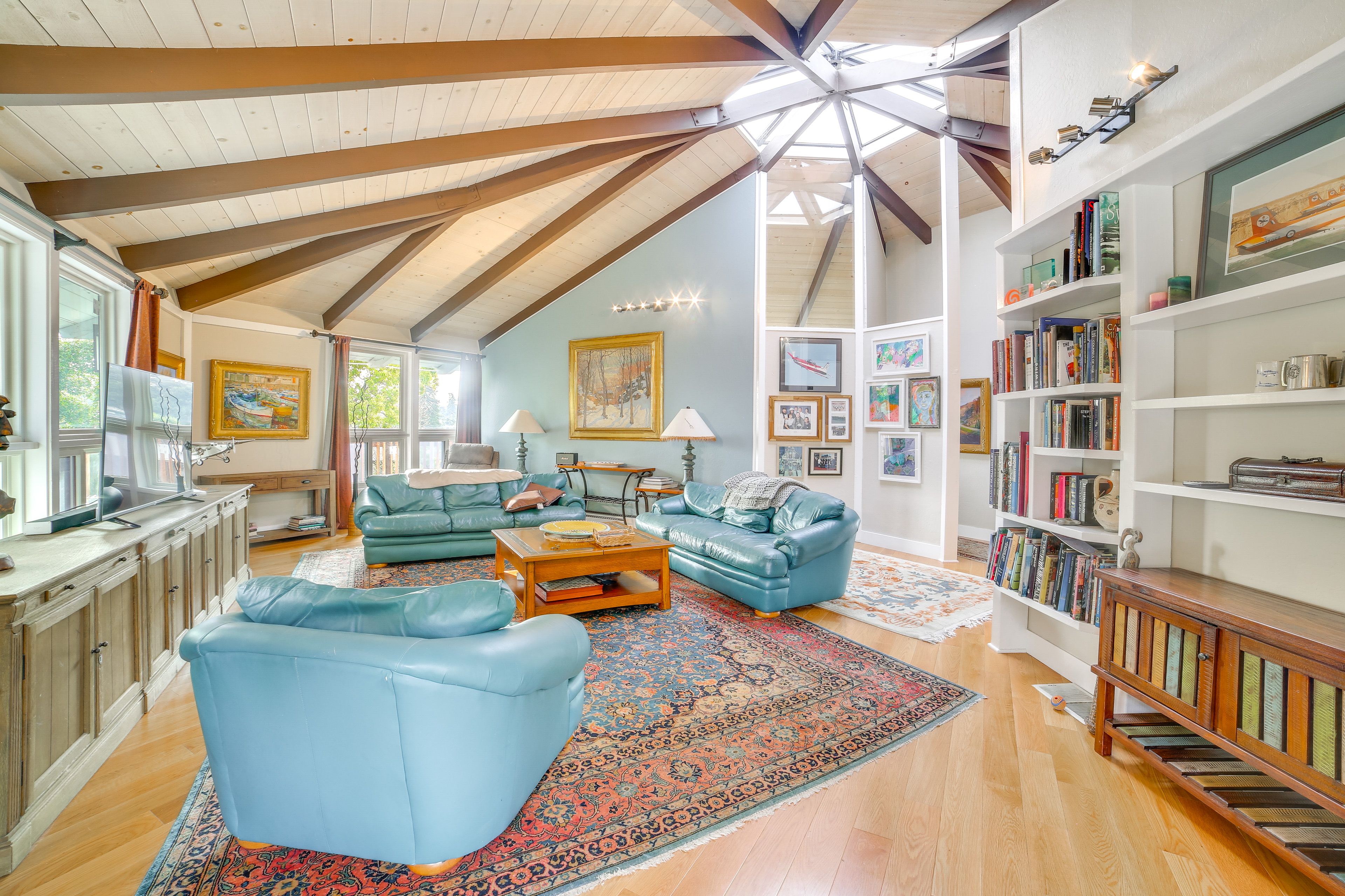 Living Room | Central A/C | Electric Heating | Flat-Screen TV w/ Cable