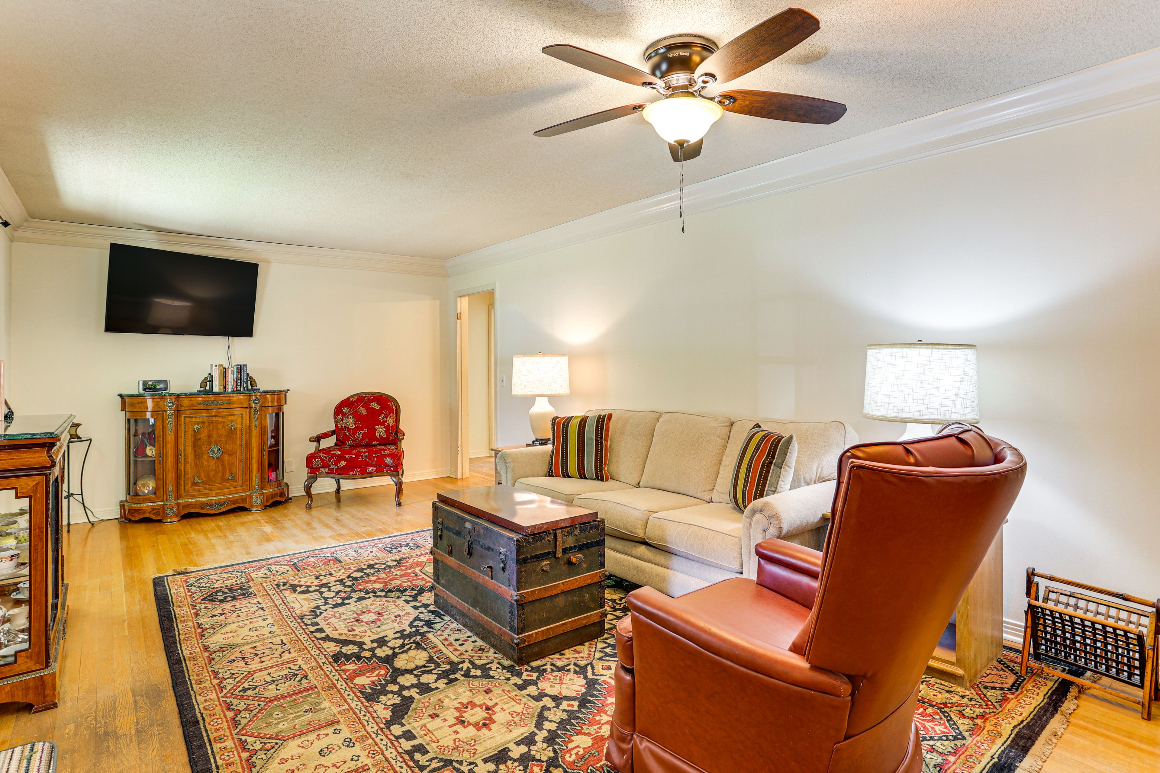 Living Room | Free WiFi | Central Heating & Air Conditioning