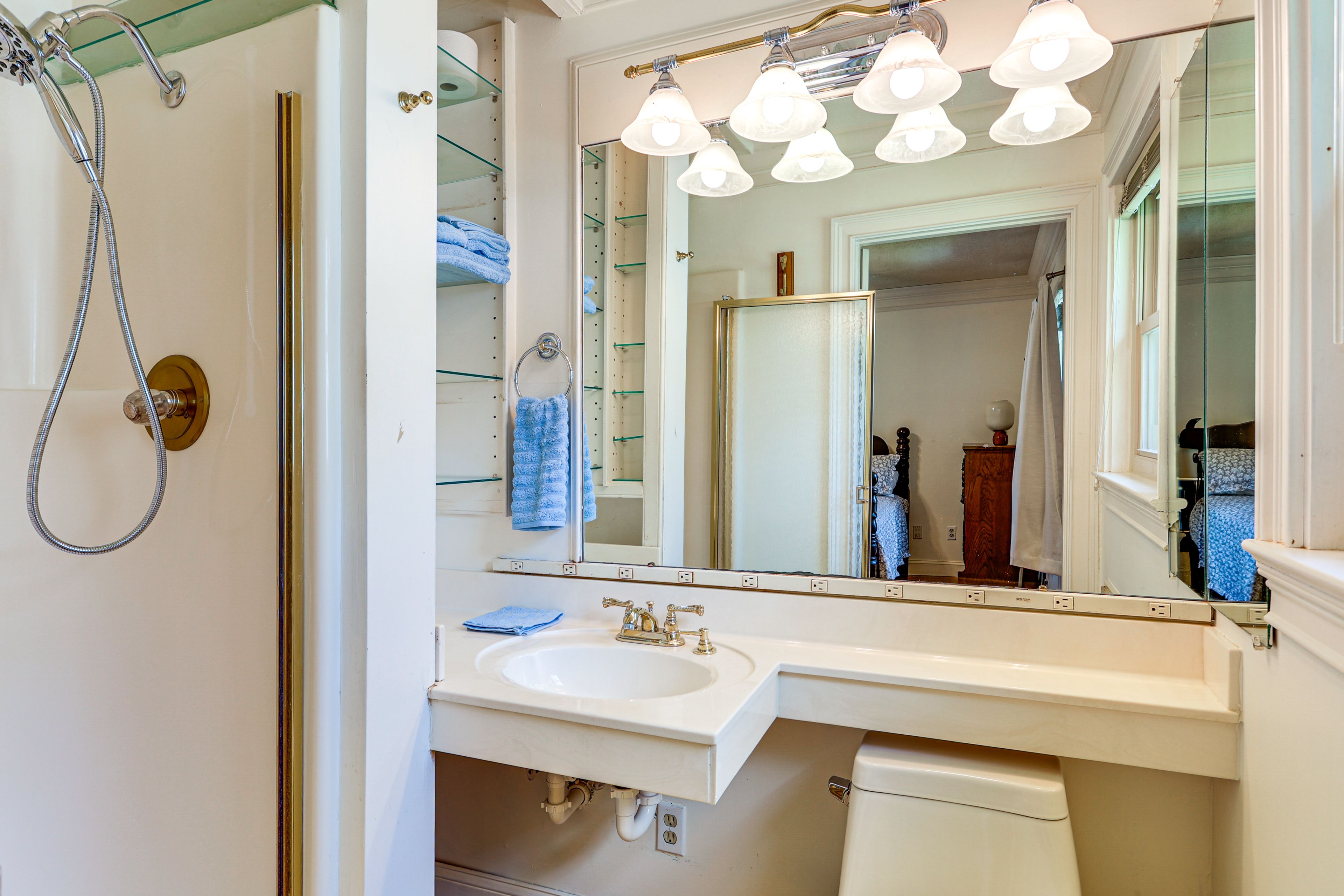 Full Bathroom | Towels Provided | Complimentary Toiletries