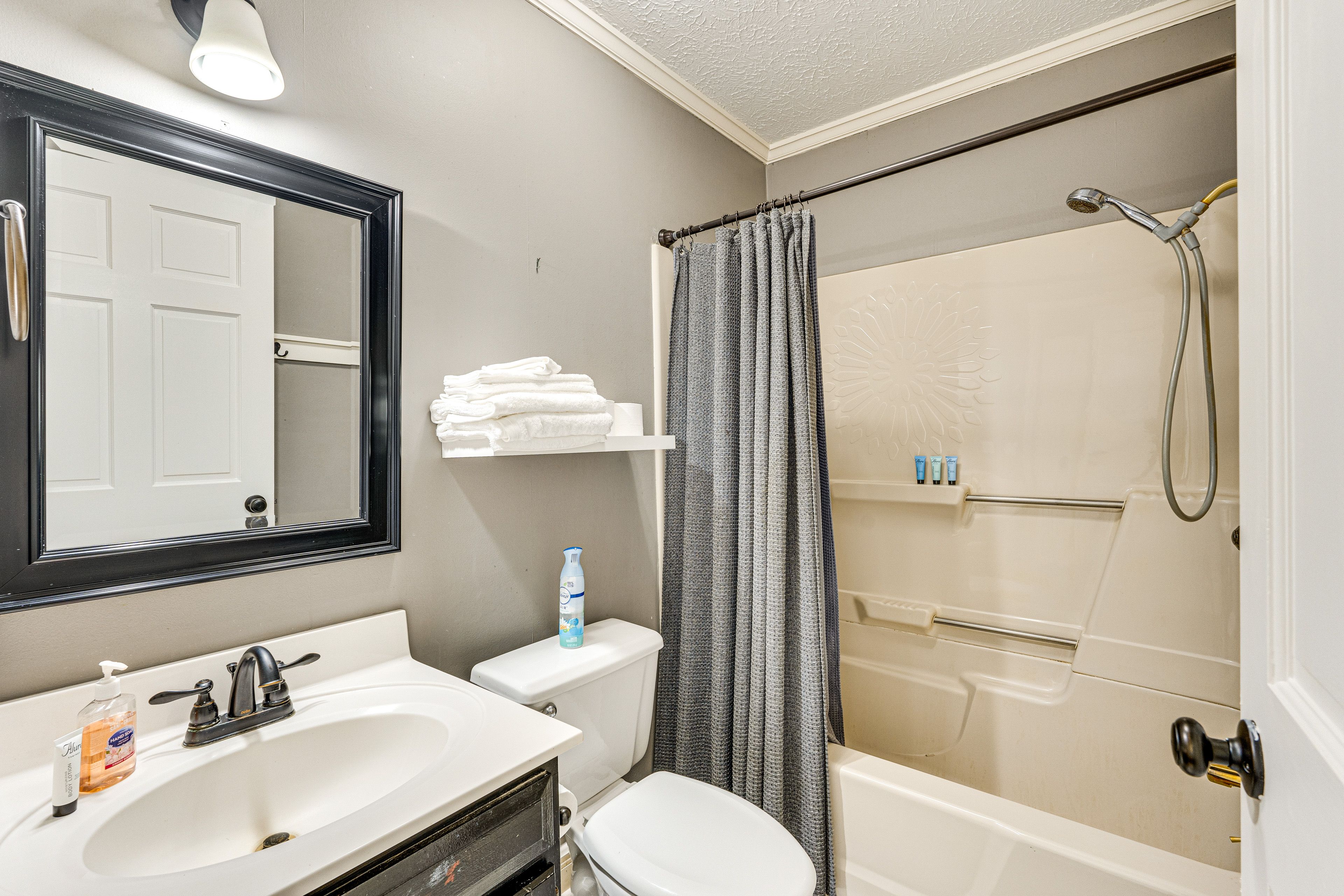 Full Bathroom | 1st Floor | Complimentary Toiletries | Towels Provided