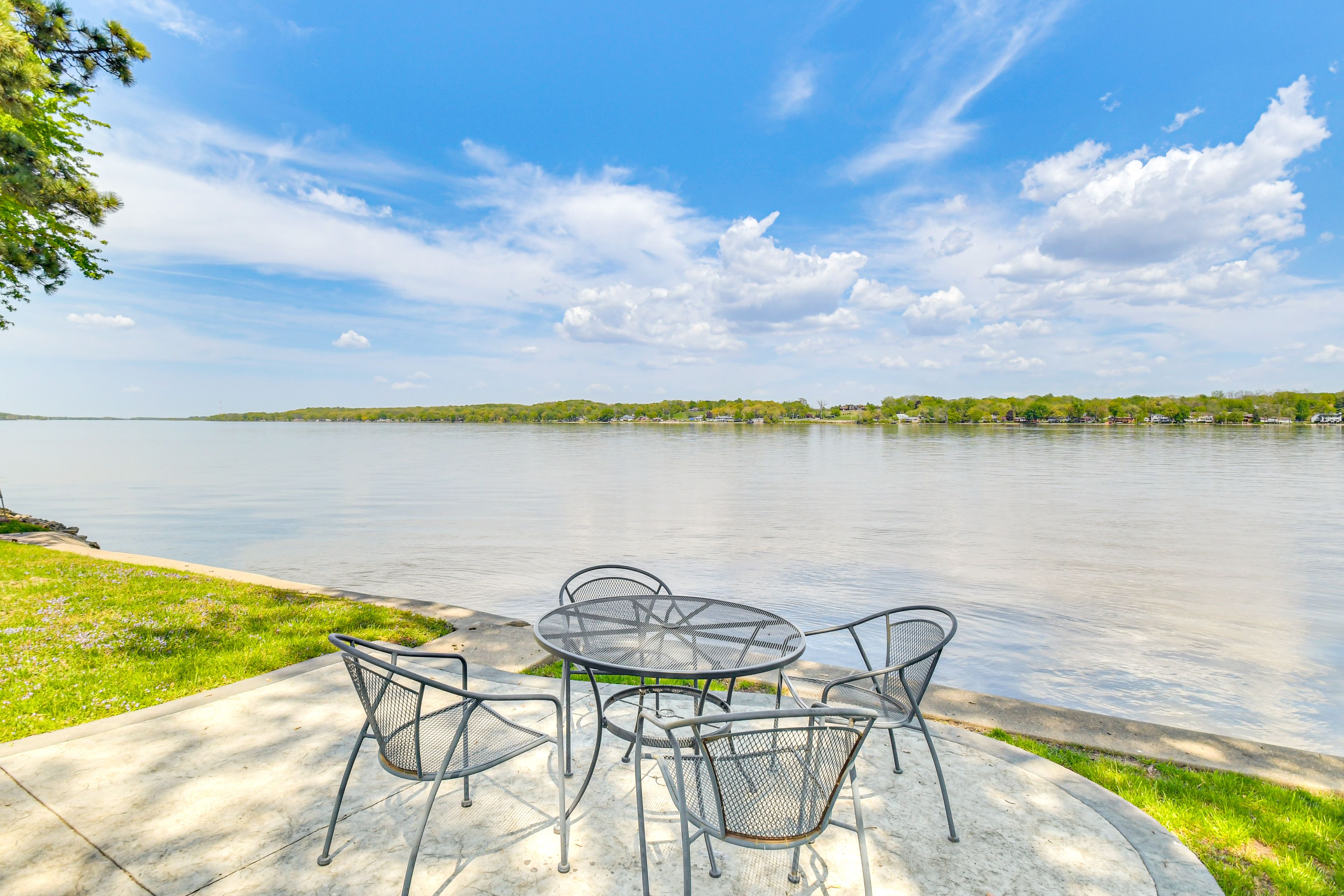 Le Claire Vacation Rental | 3BR | 2BA | 1,706 Sq Ft | Small Step for Entry