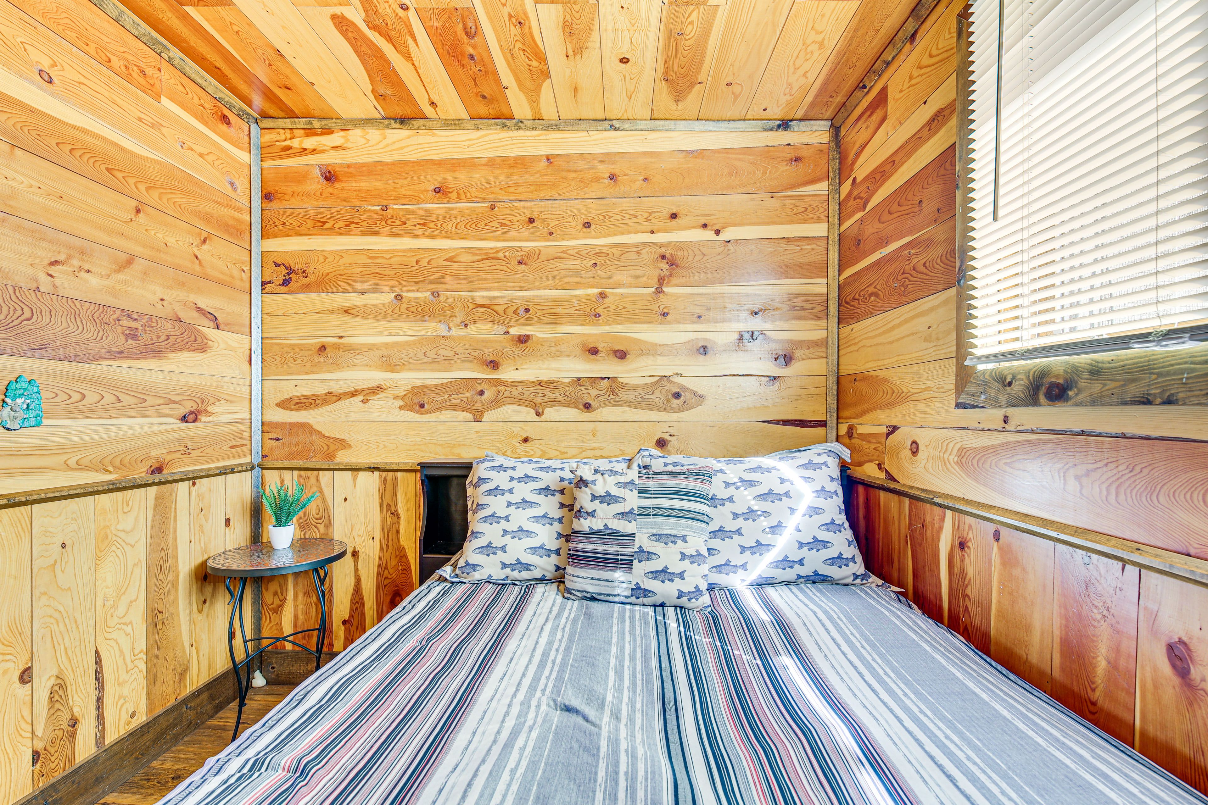 Bedroom 4 | Queen Bed | 1st Floor