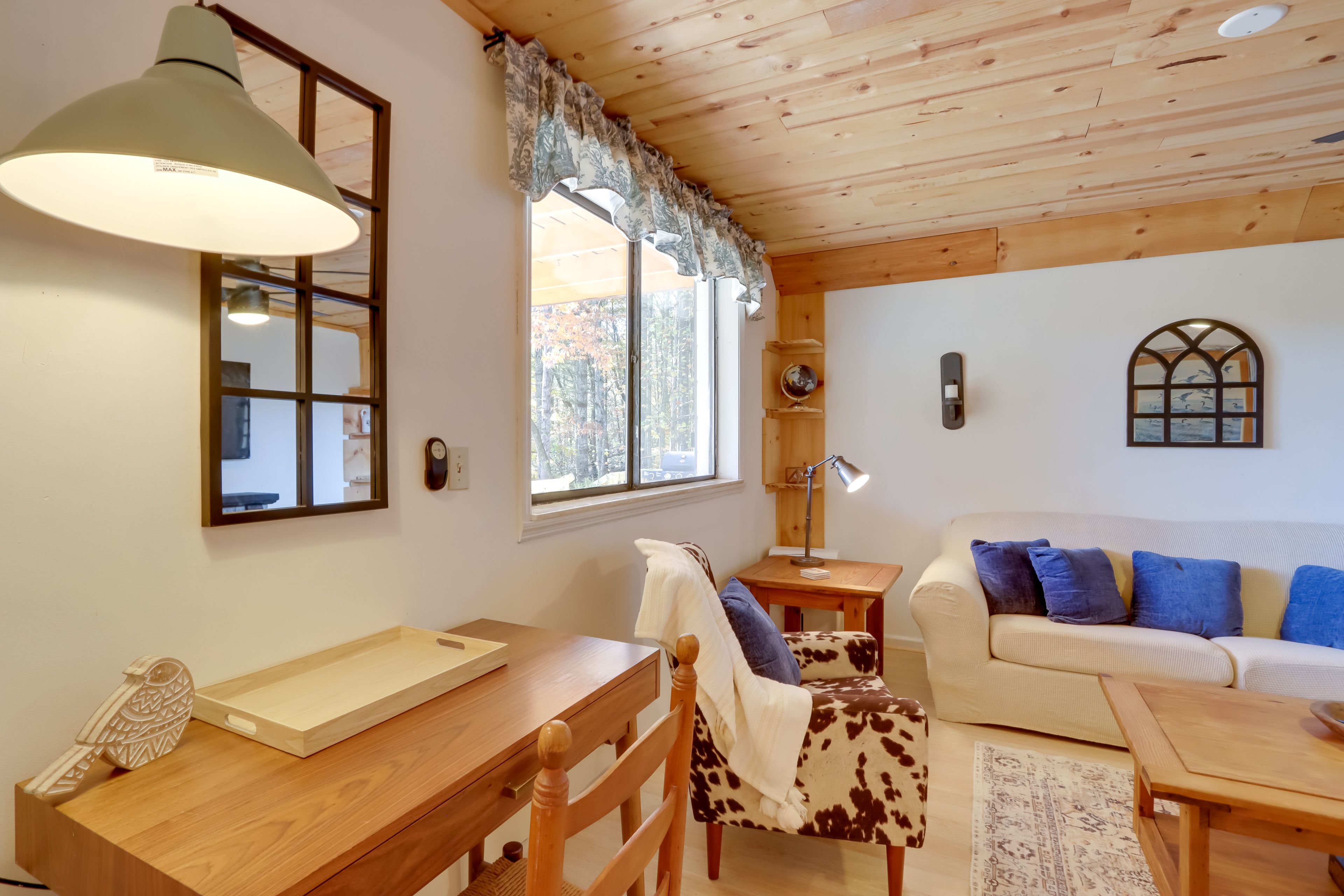 Laptop Workspace | Free WiFi