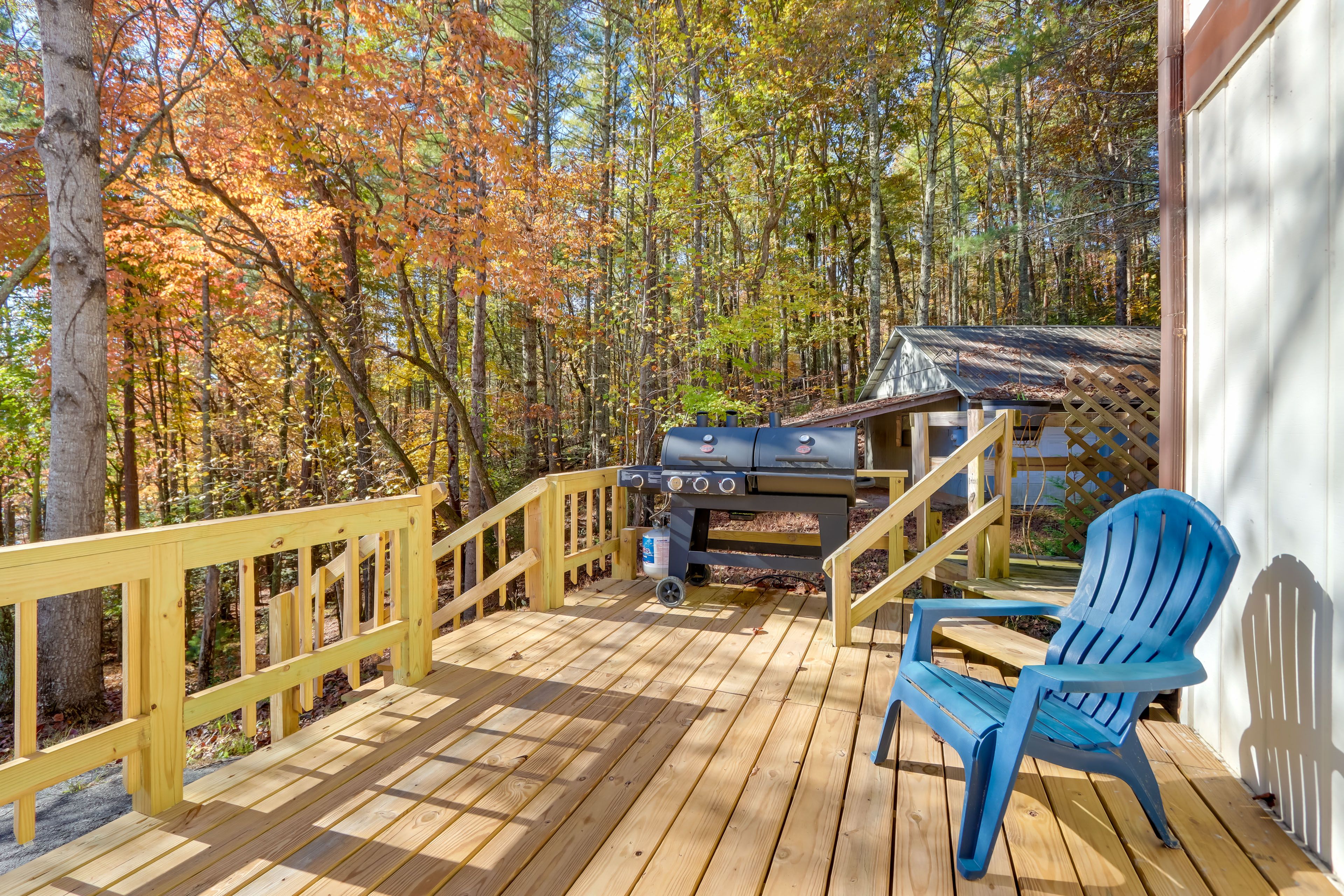 Apartment Exterior | Private Deck | Gas/Charcoal Grill