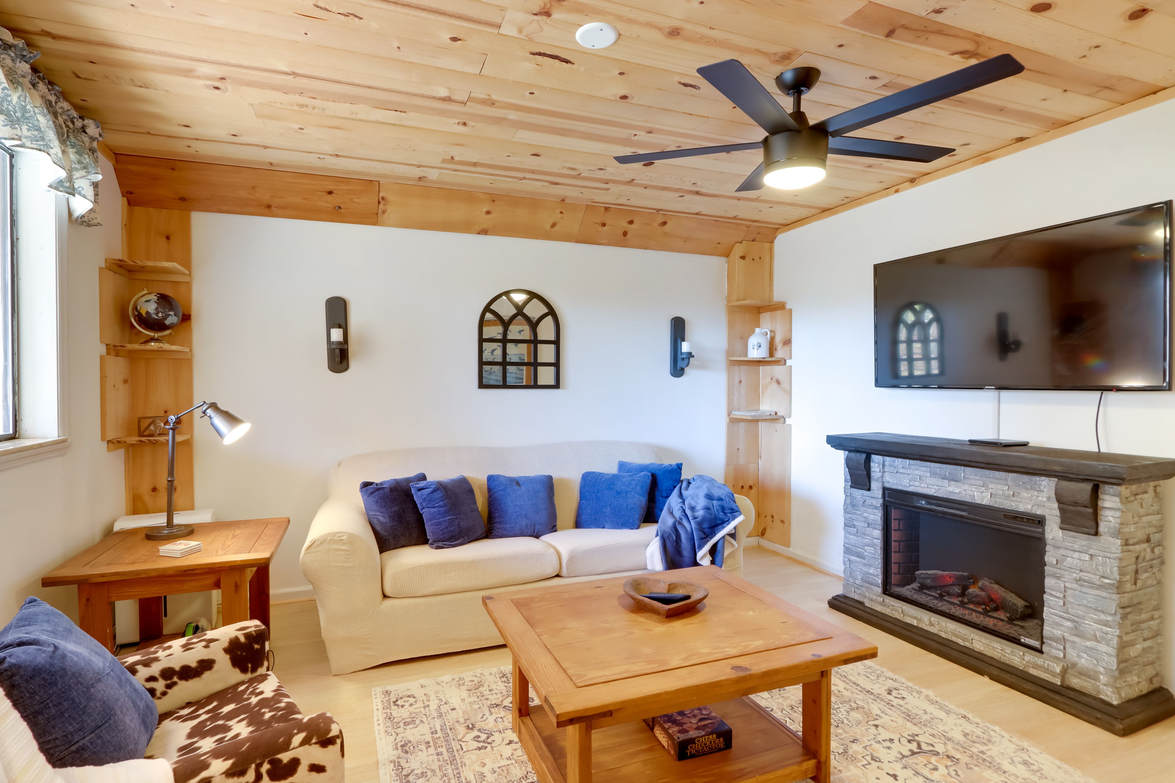 Living Area | Fireplace | Smart TV w/ Cable | Board Games