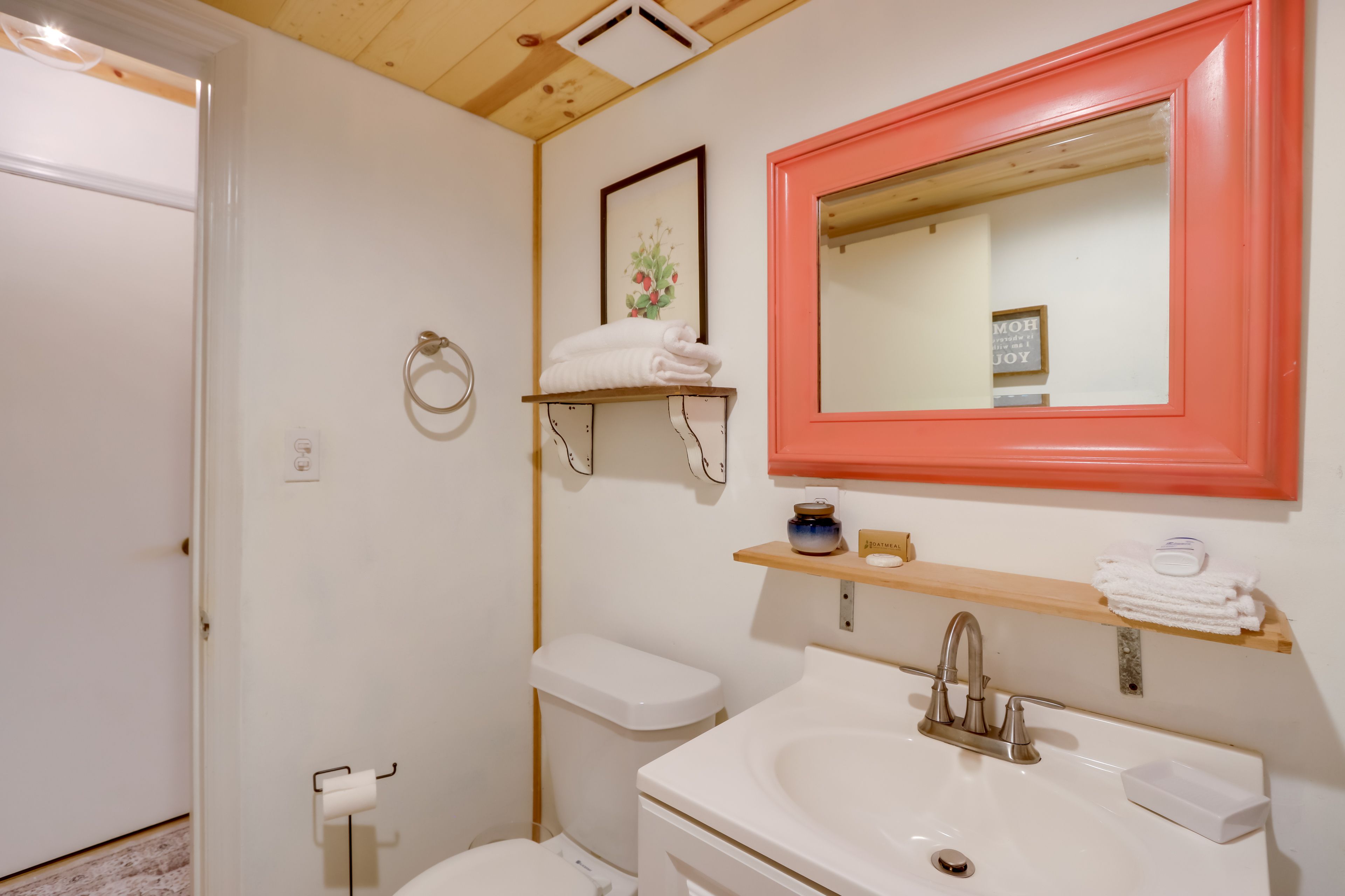 Full Bathroom | Towels Provided