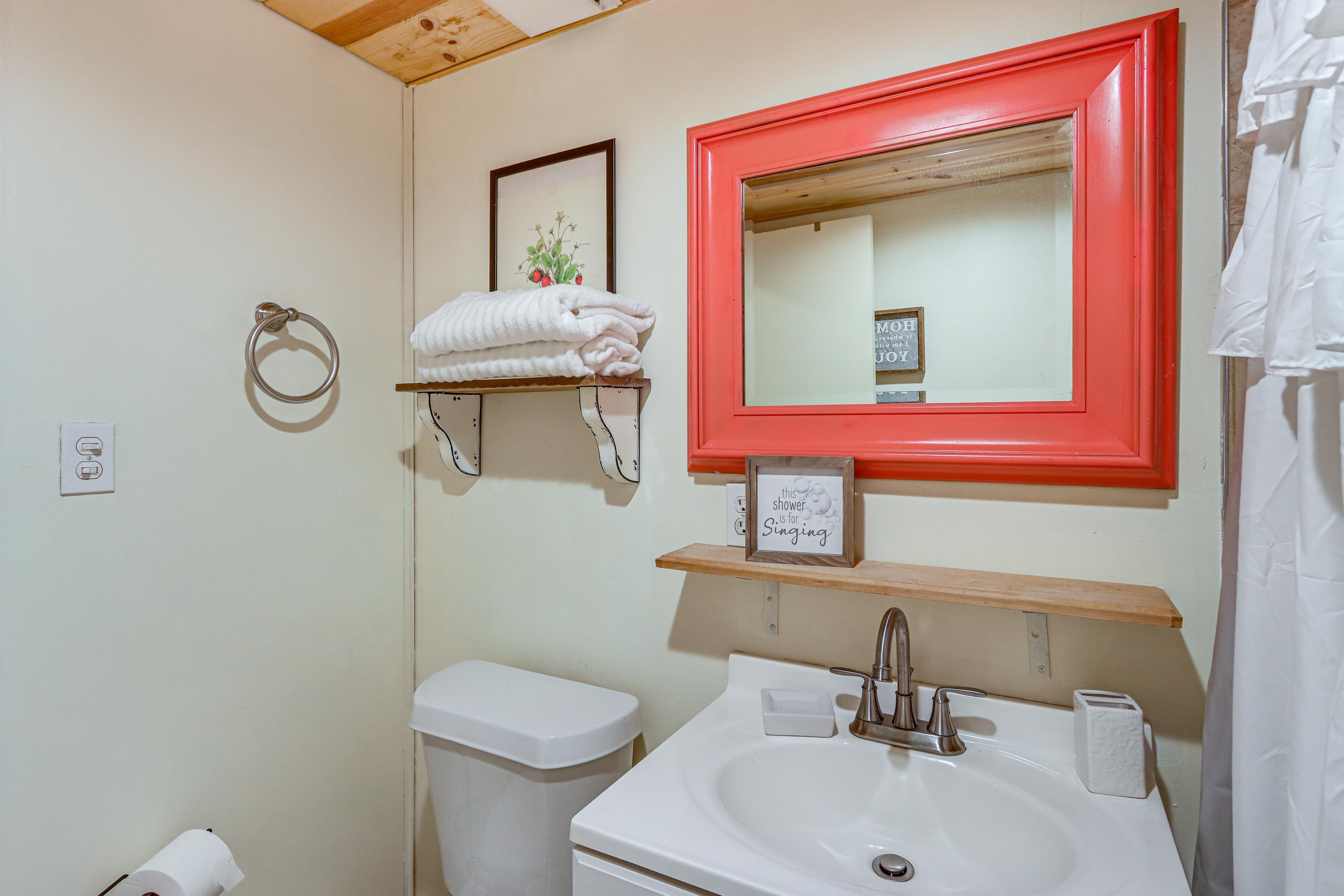 Full Bathroom | Towels Provided