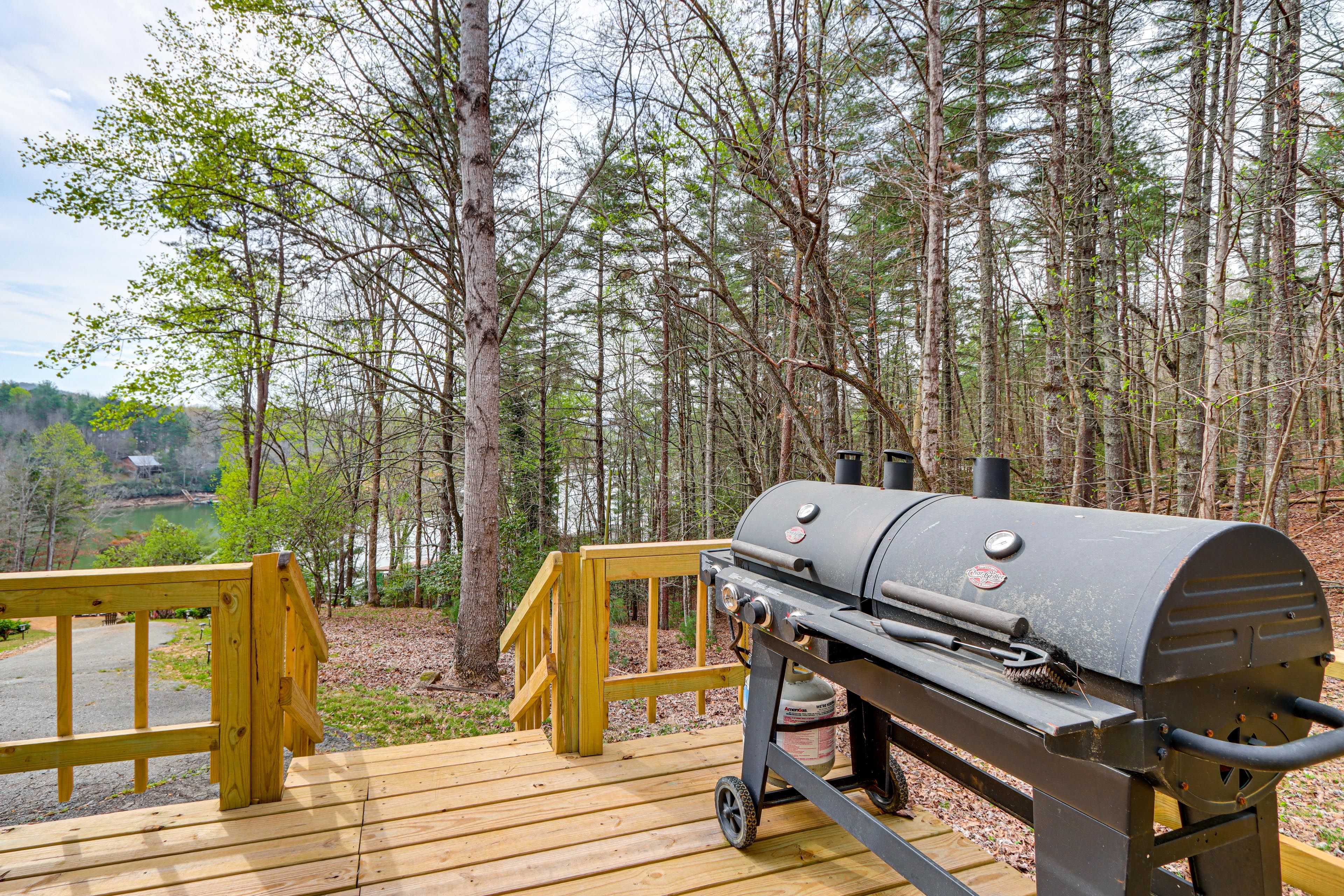 Apartment Exterior | Private Deck | Gas/Charcoal Grill