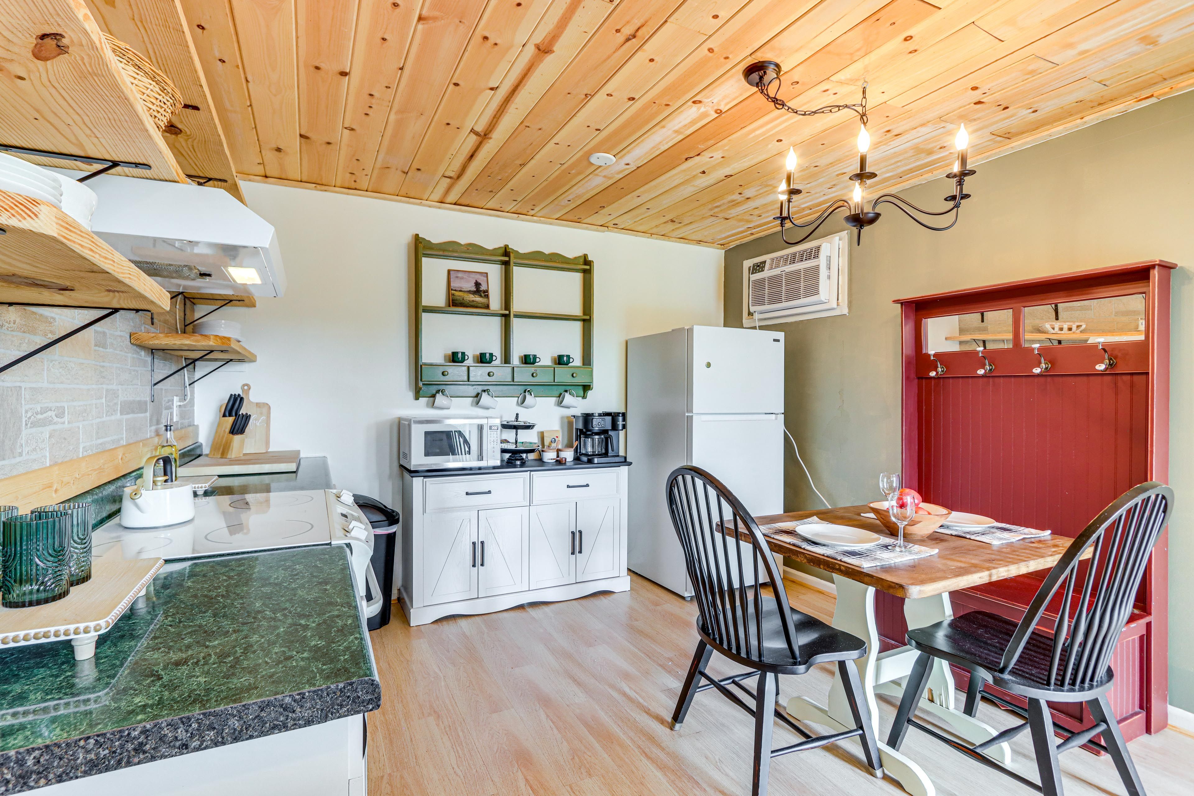 Dining Table | Dishware/Flatware