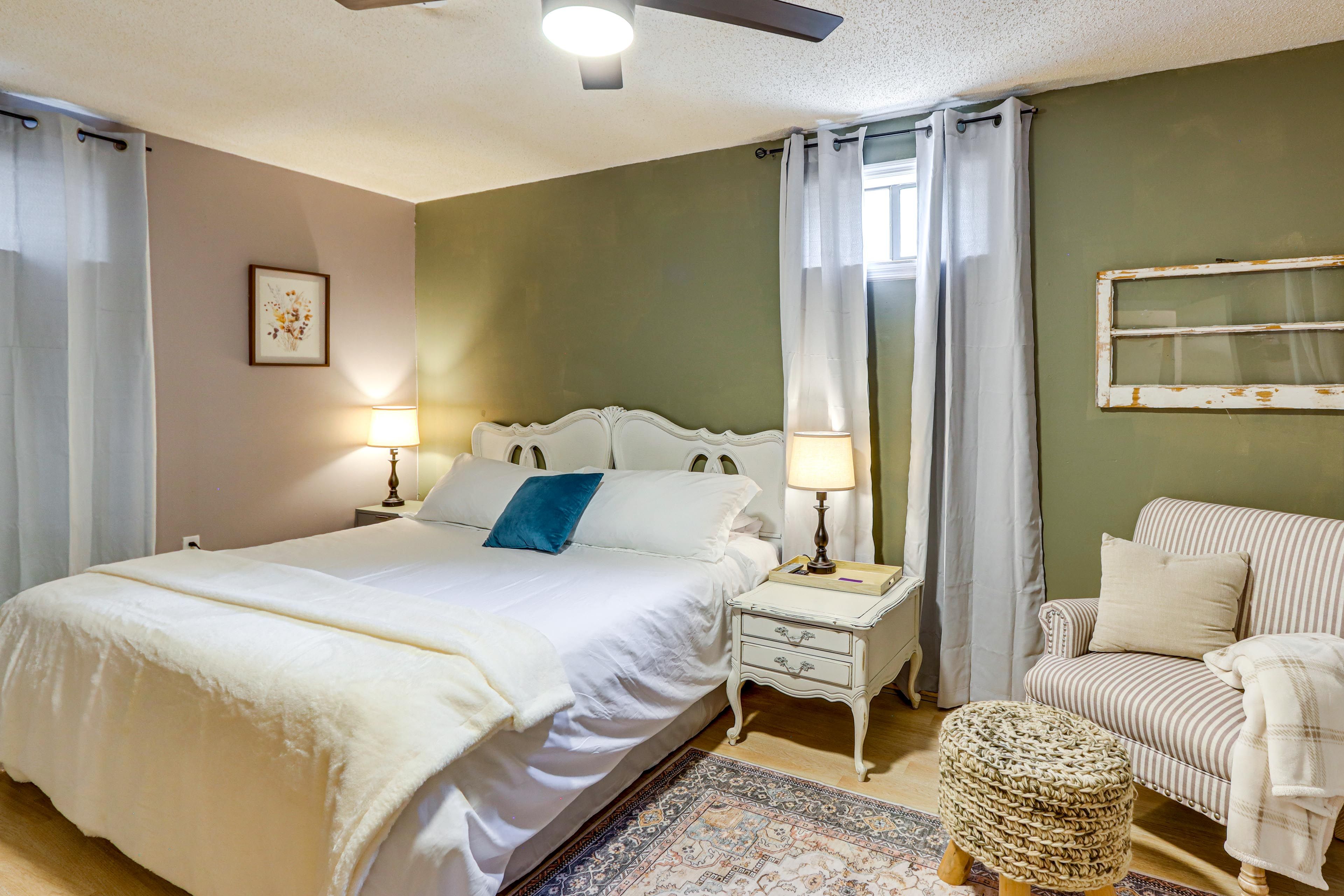 Bedroom | King Bed | Smart TV w/ Cable