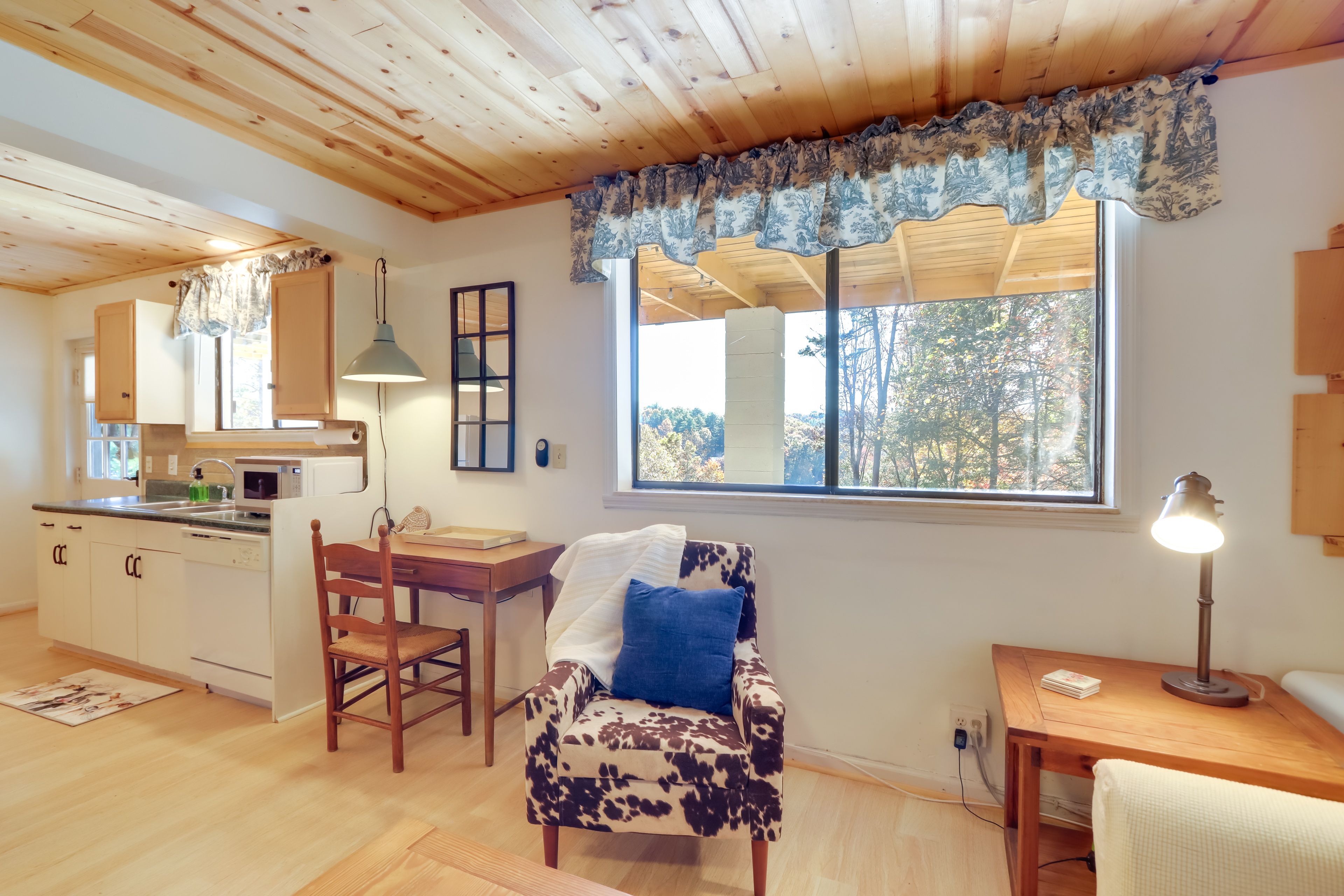 Laptop Workspace | Free WiFi