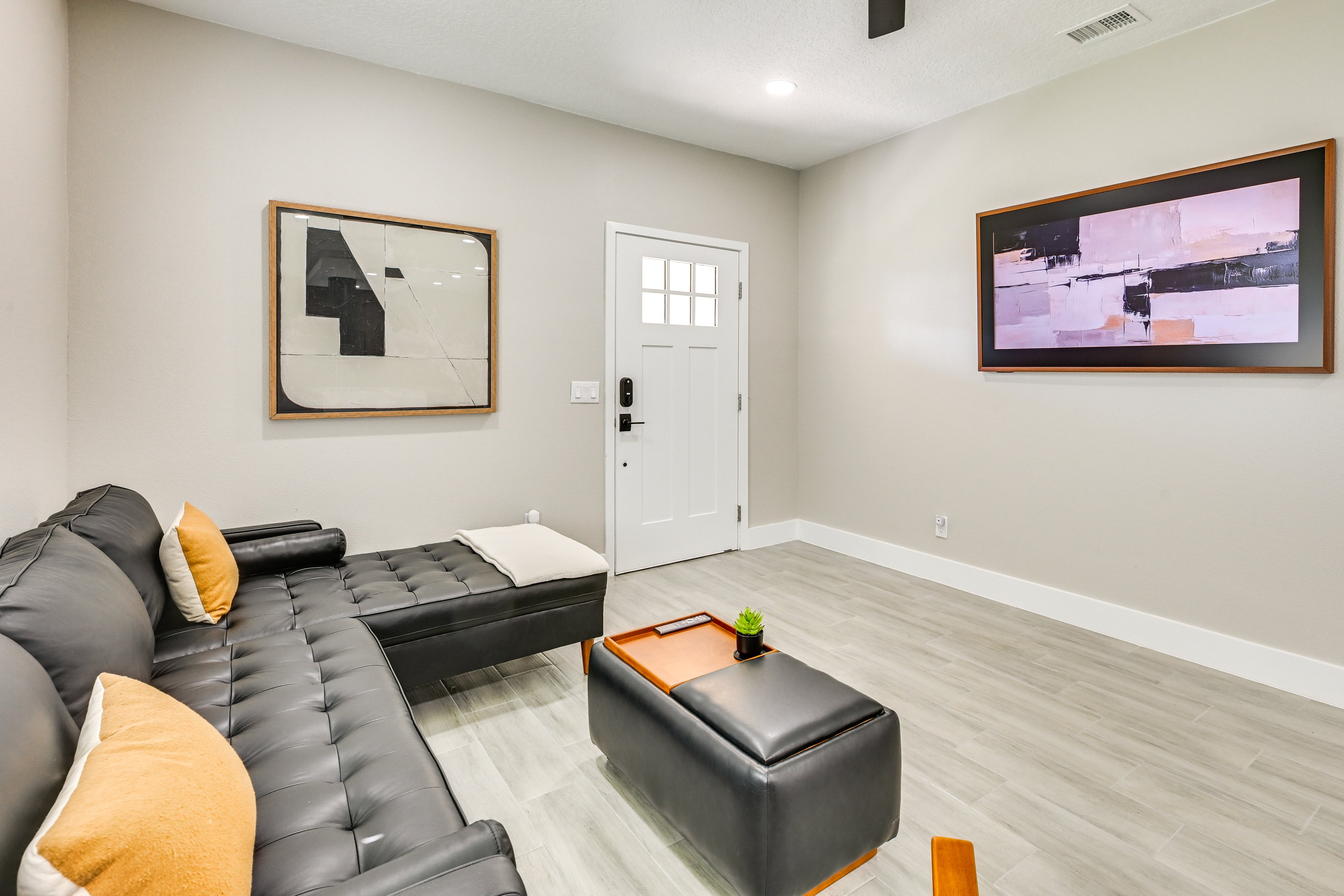 Living Room | Smart TV w/ Cable