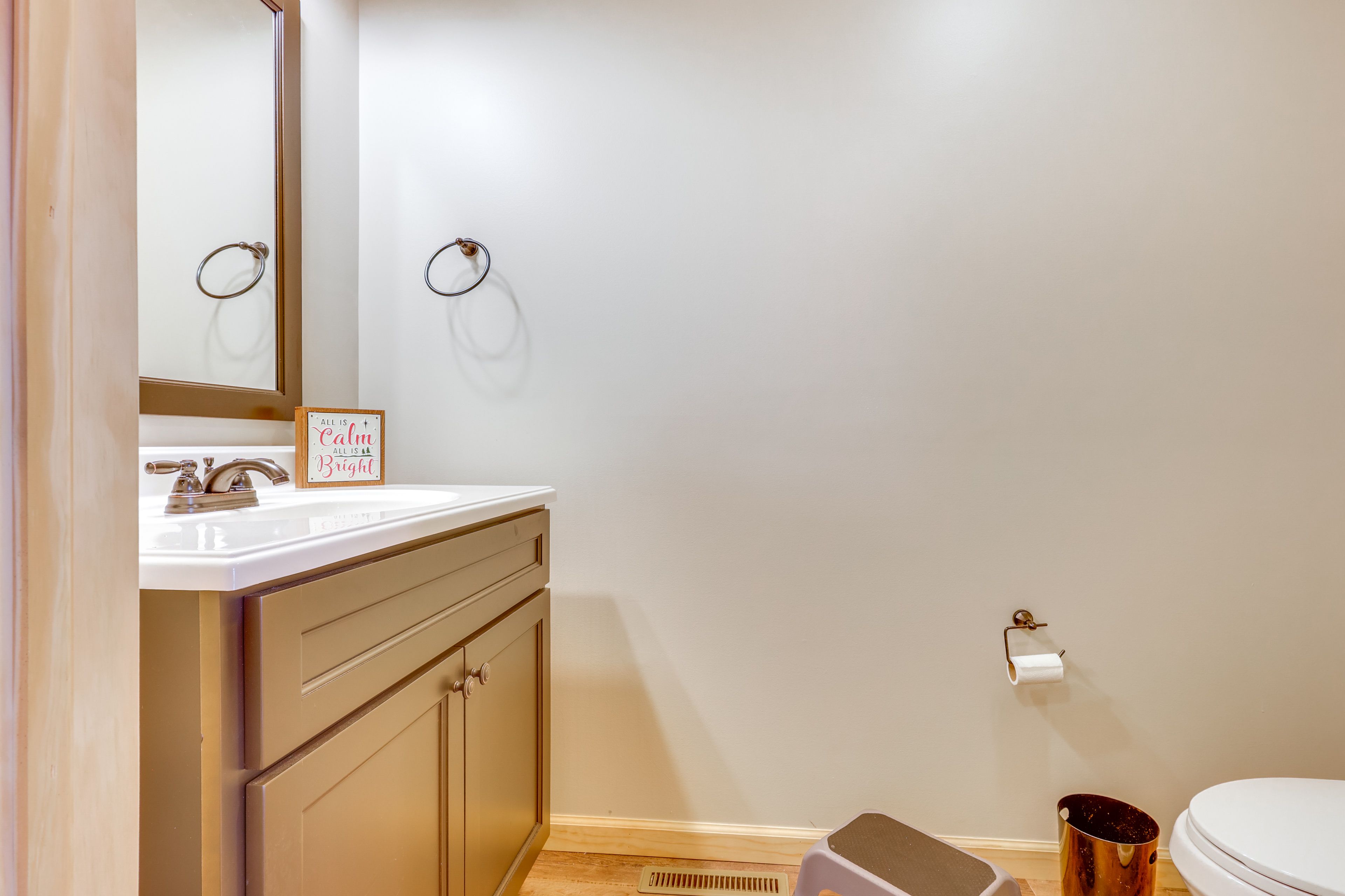 Half Bathroom | 1st Floor | Towels Provided
