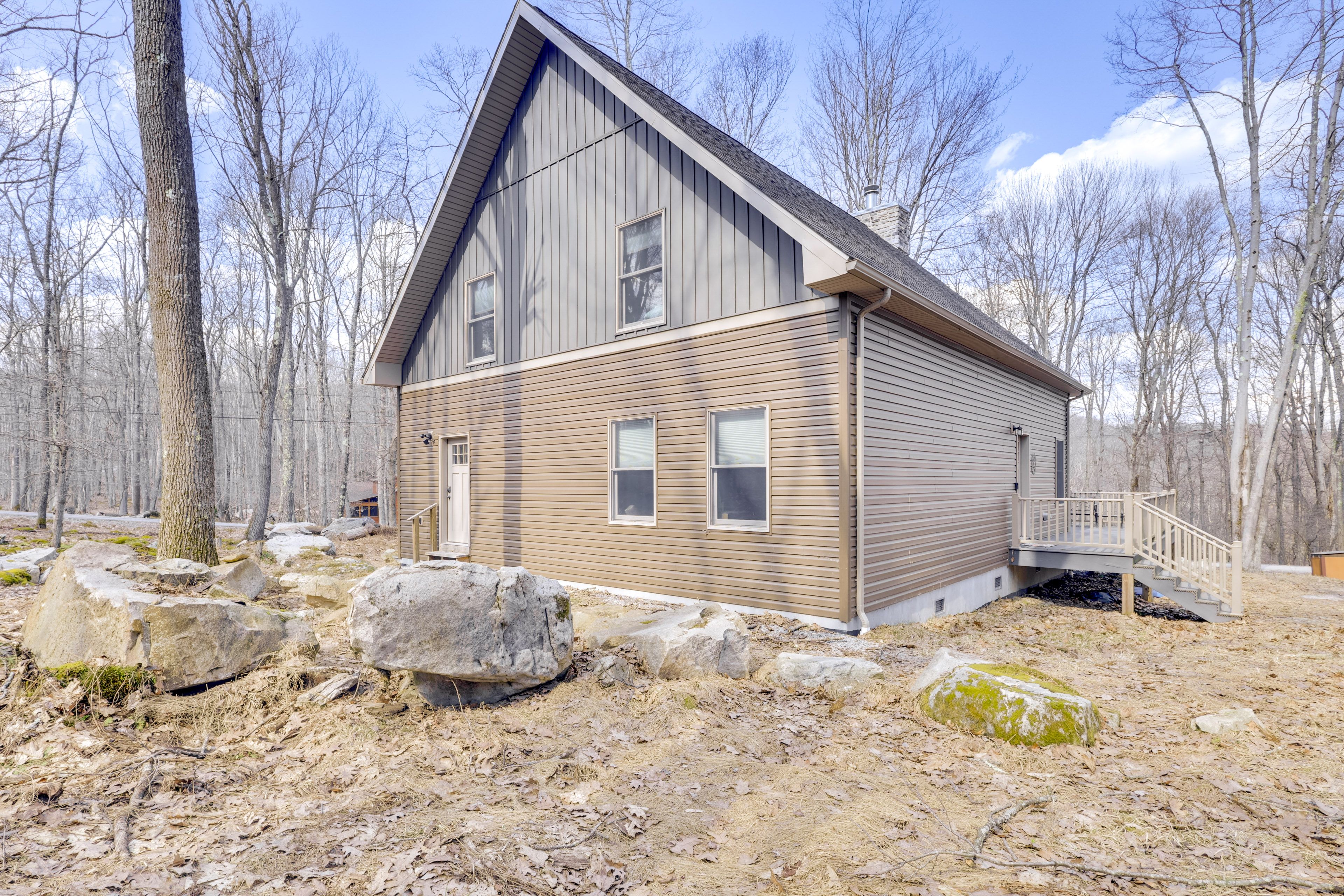 Cabin Exterior | Parking | Driveway (2 Vehicles)