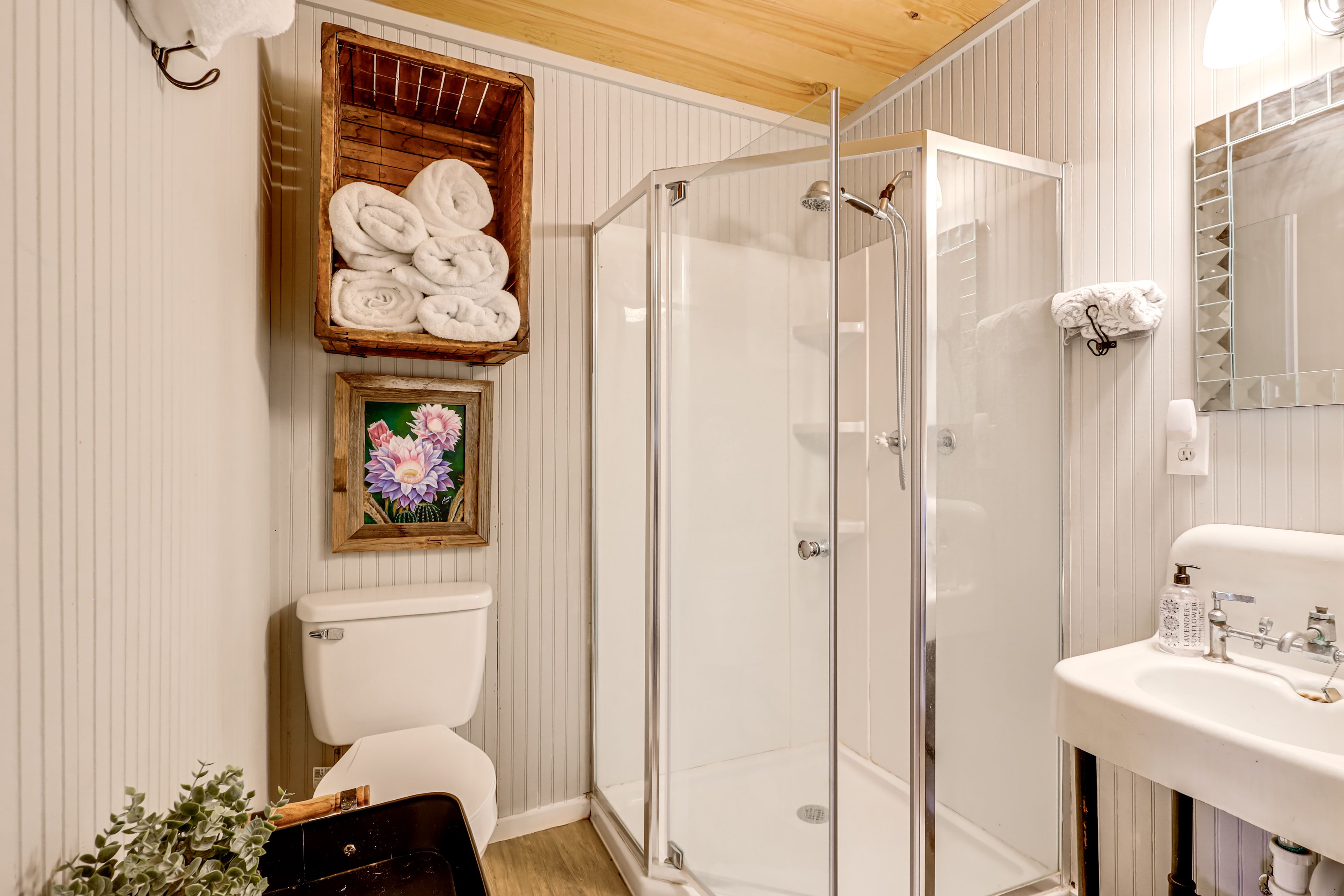 Full Bathroom | Towels Provided | 1 Interior Step