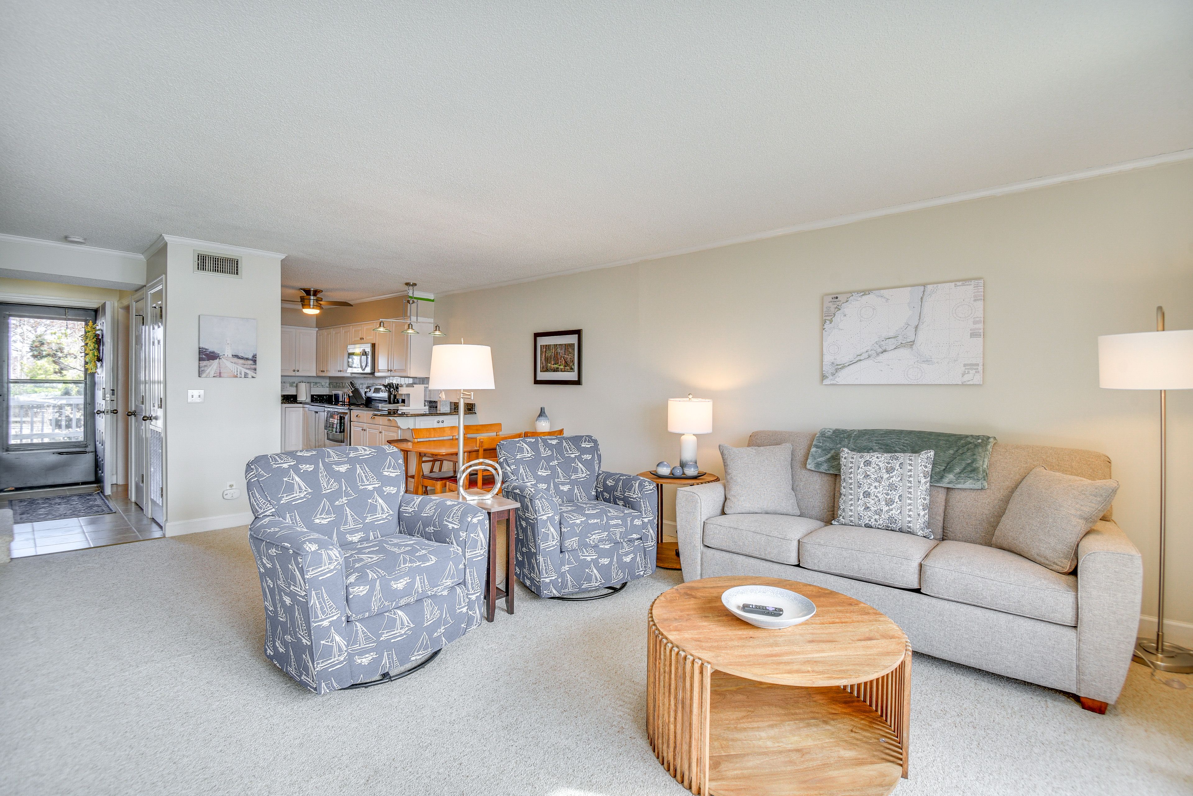 Living Room | Queen Sleeper Sofa | 1st Floor | Free WiFi