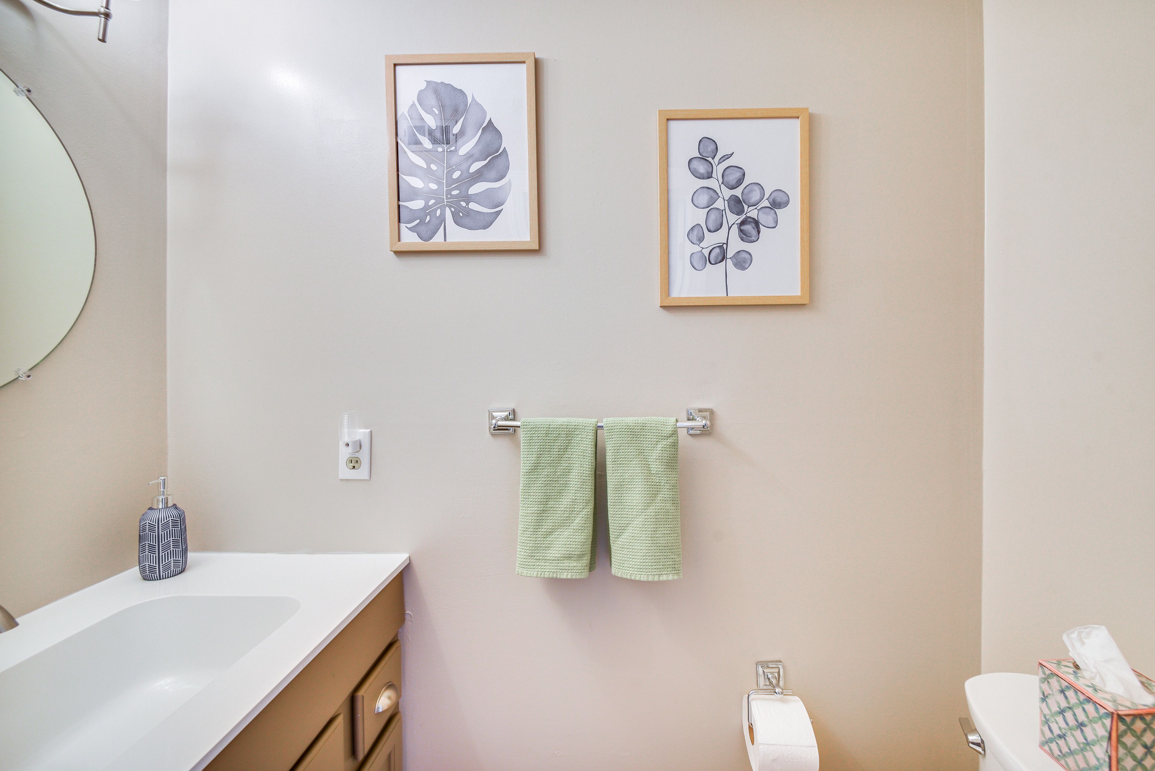 Half Bathroom | 1st Floor | Towels Provided
