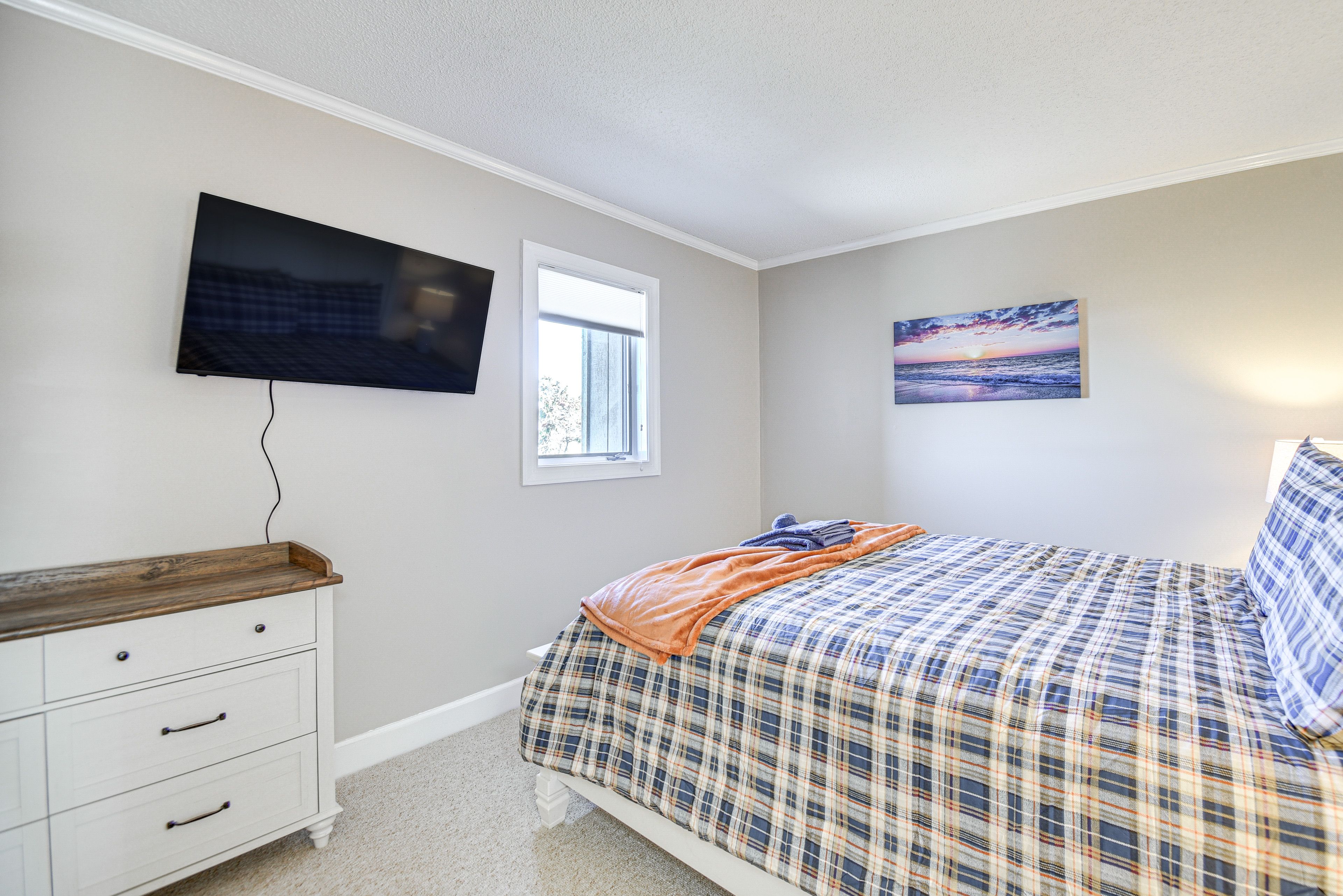 Bedroom 2 | Queen Bed | 2nd Floor | Smart TV
