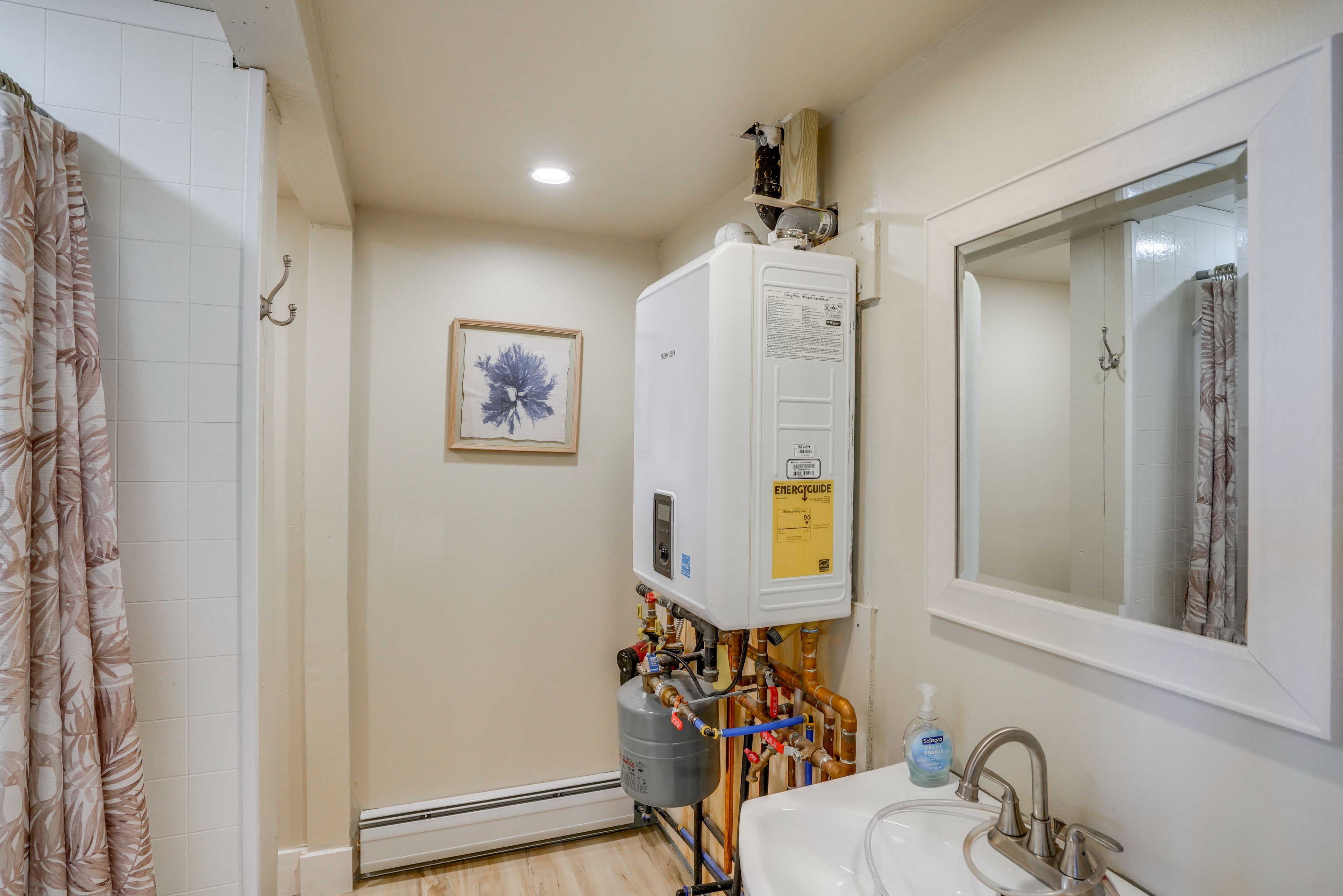 Full Bathroom | 1st Floor | Complimentary Toiletries
